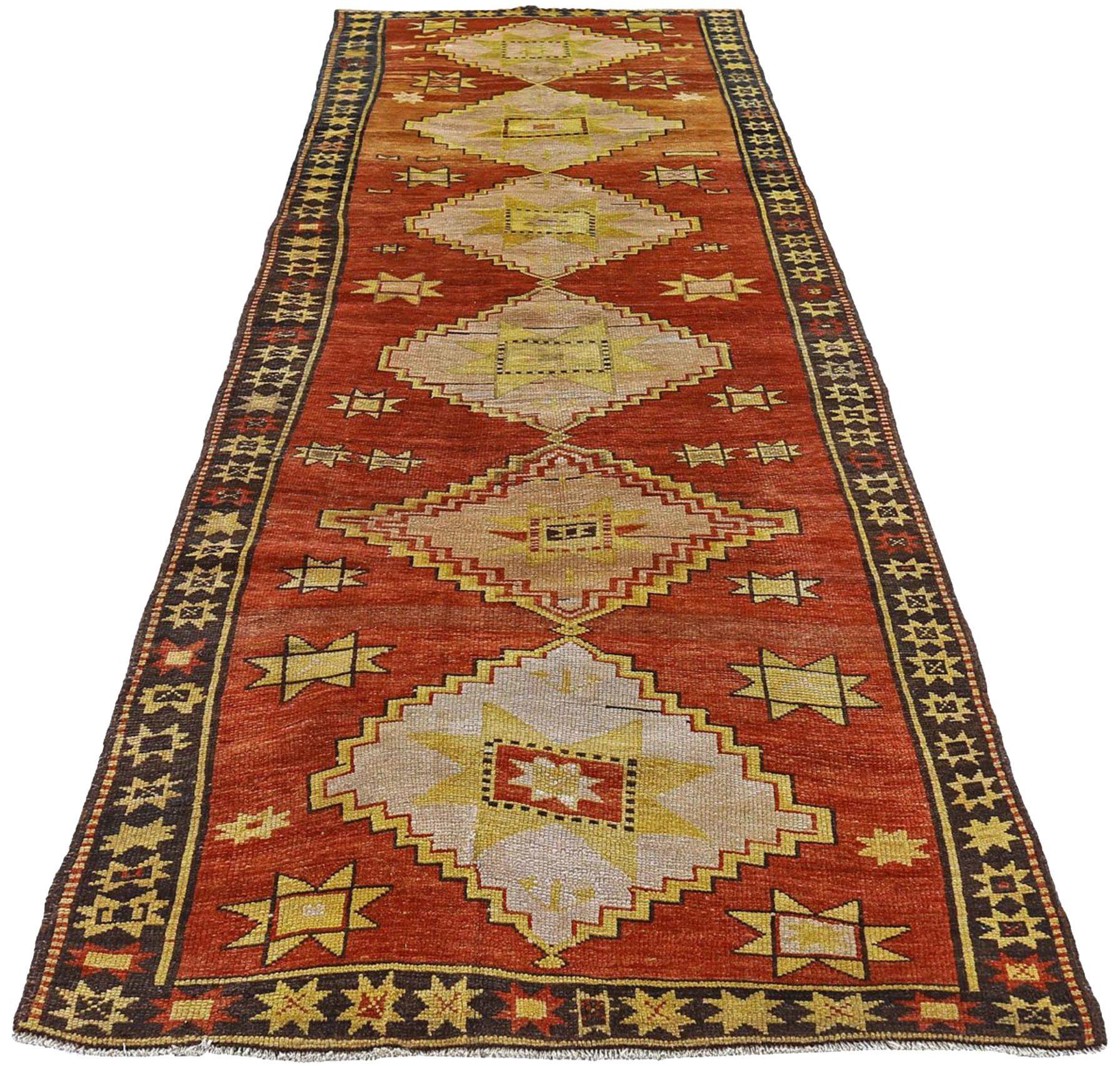 Entdecken Sie die Eleganz des persischen Aserbaidschans mit dem Läufer von CIRCA 1910. Dieses exklusive Design aus Wolle und Elfenbeinrot-Gelb ist perfekt, um Ihren Raum zu verschönern.