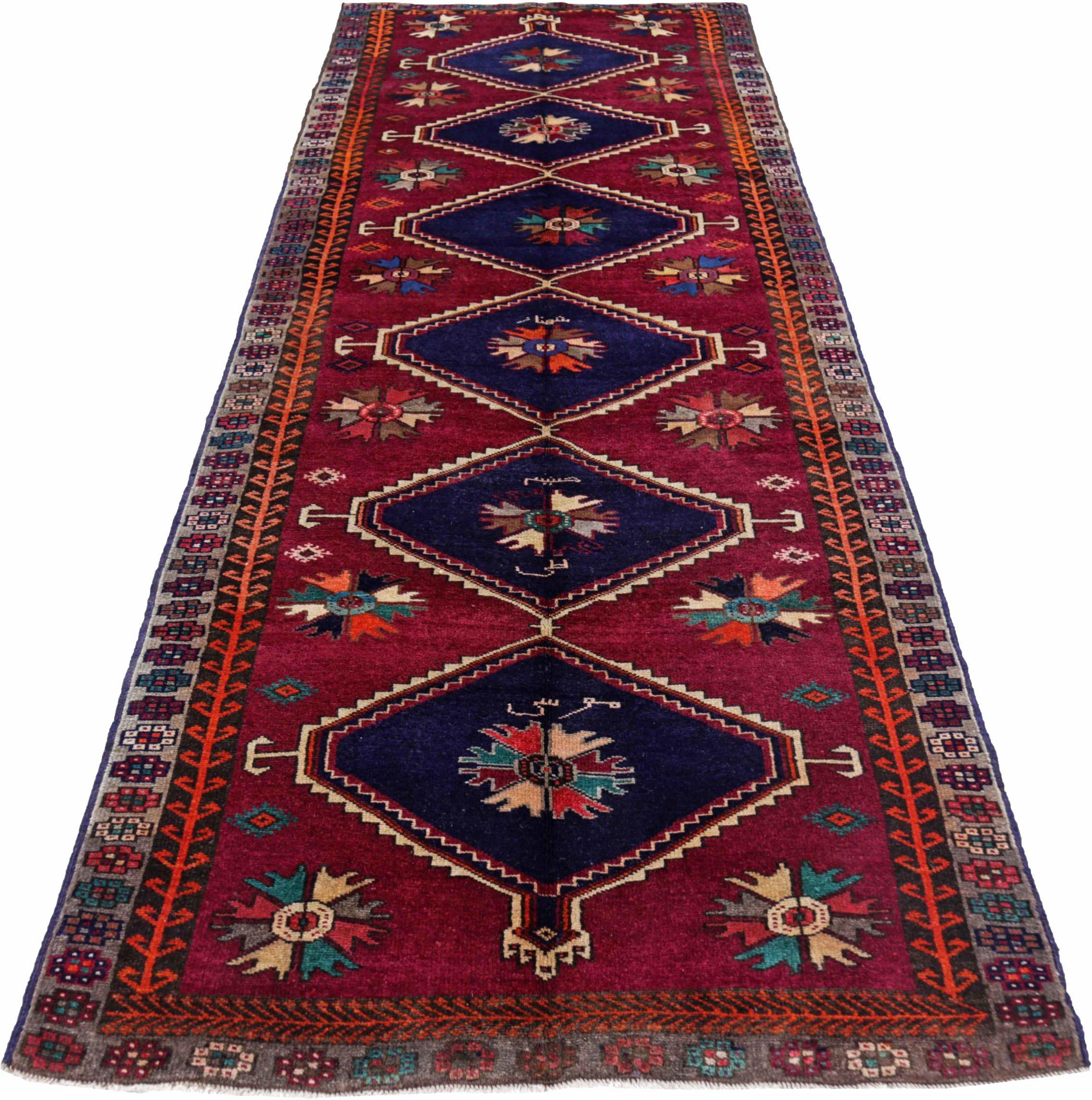 Entdecken Sie die Eleganz des persischen Aserbaidschans mit dem Läufer von CIRCA 1910. Dieses exklusive Design aus Wolle und Marineblau-Orange-Rot ist perfekt, um Ihren Raum zu verschönern.