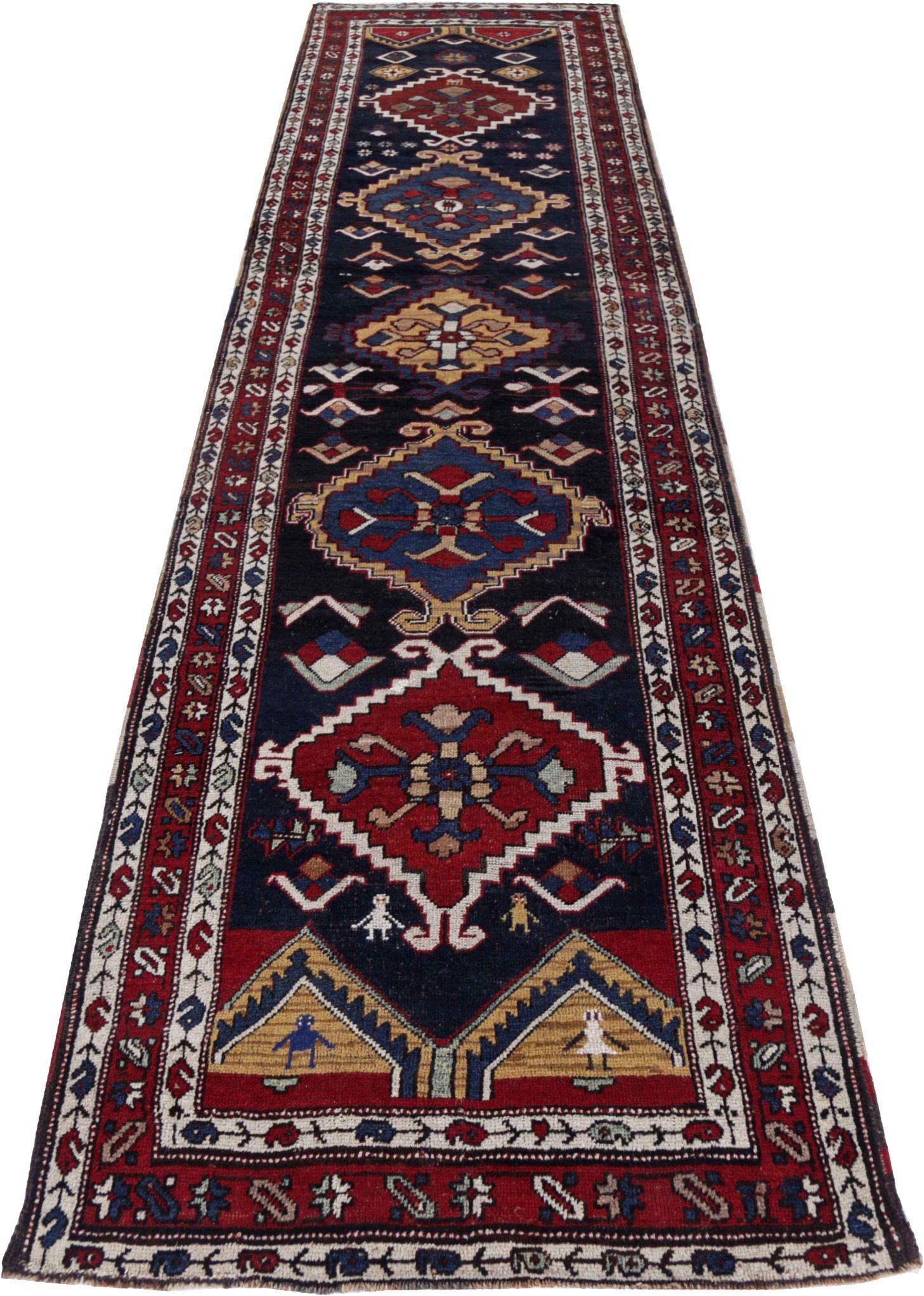 Entdecken Sie die Eleganz des persischen Aserbaidschans mit dem Läufer von CIRCA 1910. Dieses exklusive Design aus Wolle und MarineblauRotGelb ist perfekt, um Ihren Raum zu verschönern.