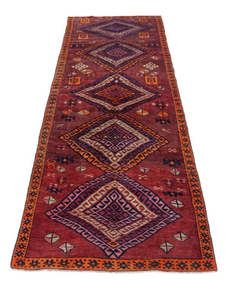 Entdecken Sie die Eleganz des persischen Aserbaidschans mit dem Läufer von CIRCA 1910. Dieses exklusive Design aus Wolle und OrangeRed ist perfekt, um Ihren Raum zu verschönern.