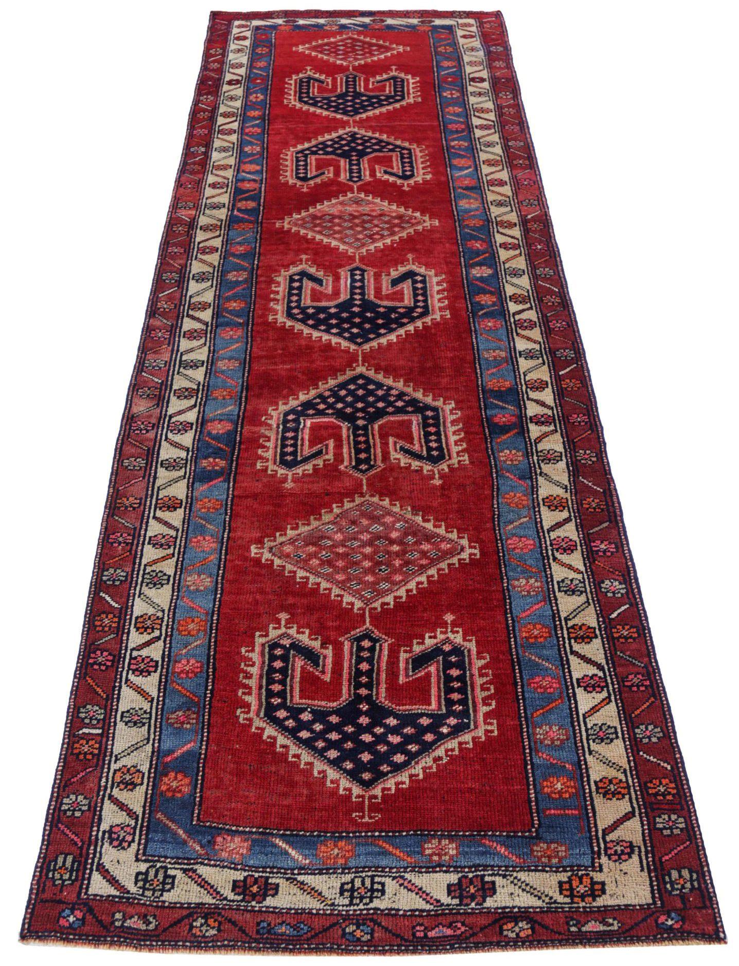 Entdecken Sie die Eleganz des persischen Aserbaidschans mit dem Läufer von CIRCA 1940. Dieses exklusive Design aus Wolle und Blau-Elfenbein-Rosa ist perfekt, um Ihren Raum zu verschönern.