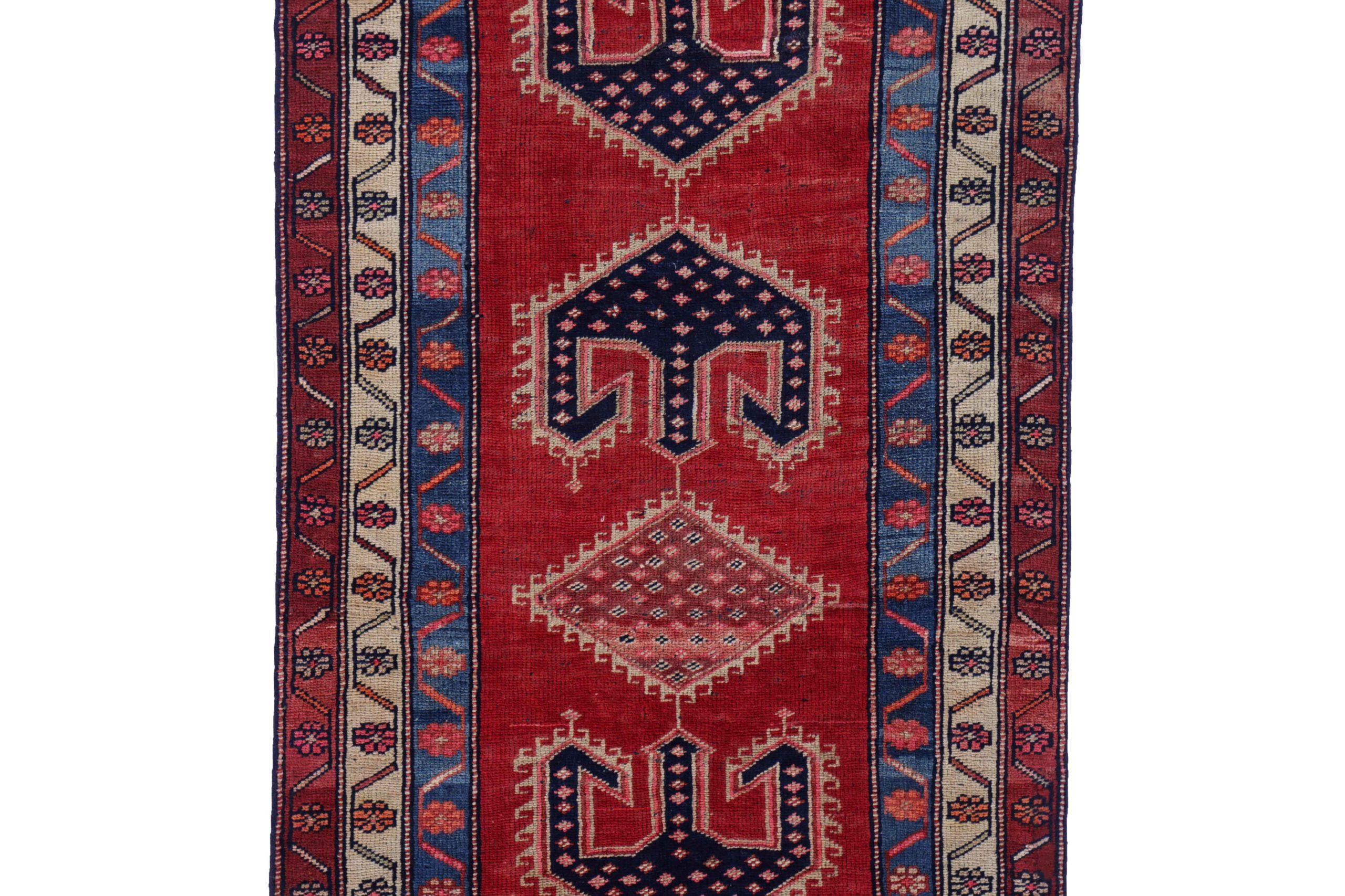 Persischer Aserbaidschan-Läufer Circa 1940 - Wolle Blau Elfenbein Rosa Rot - 91584 (Asiatisch) im Angebot