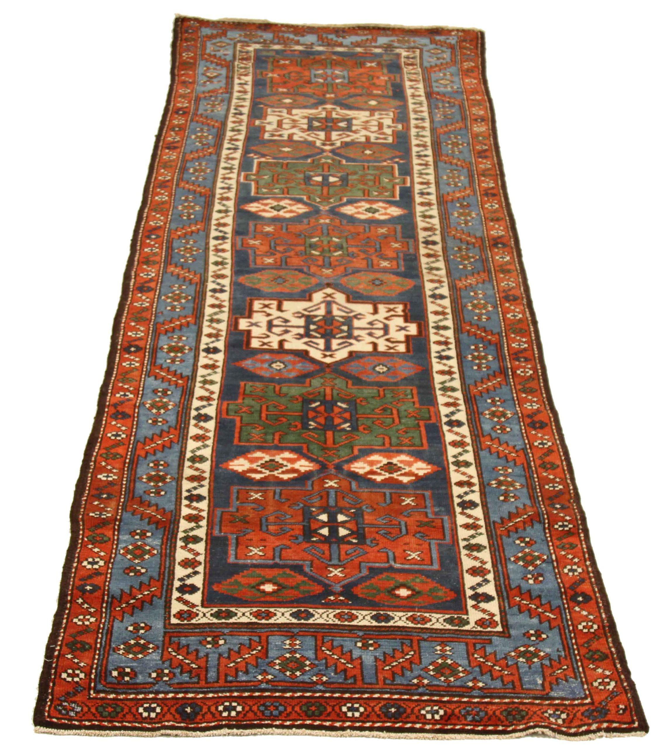 Entdecken Sie die Eleganz des persischen Aserbaidschan-Teppichs mit Läufer. Dieses exklusive Design, das mit viel Liebe zum Detail entworfen wurde, ist perfekt, um Ihren Raum zu verschönern.