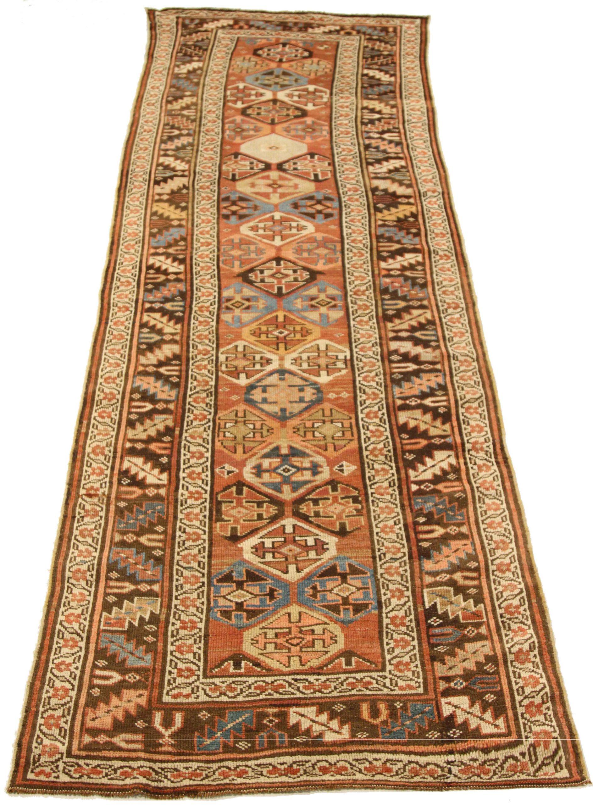 Entdecken Sie die Eleganz des persischen Aserbaidschan-Teppichs mit Läufer. Dieses exklusive Design, das mit viel Liebe zum Detail entworfen wurde, ist perfekt, um Ihren Raum zu verschönern.
