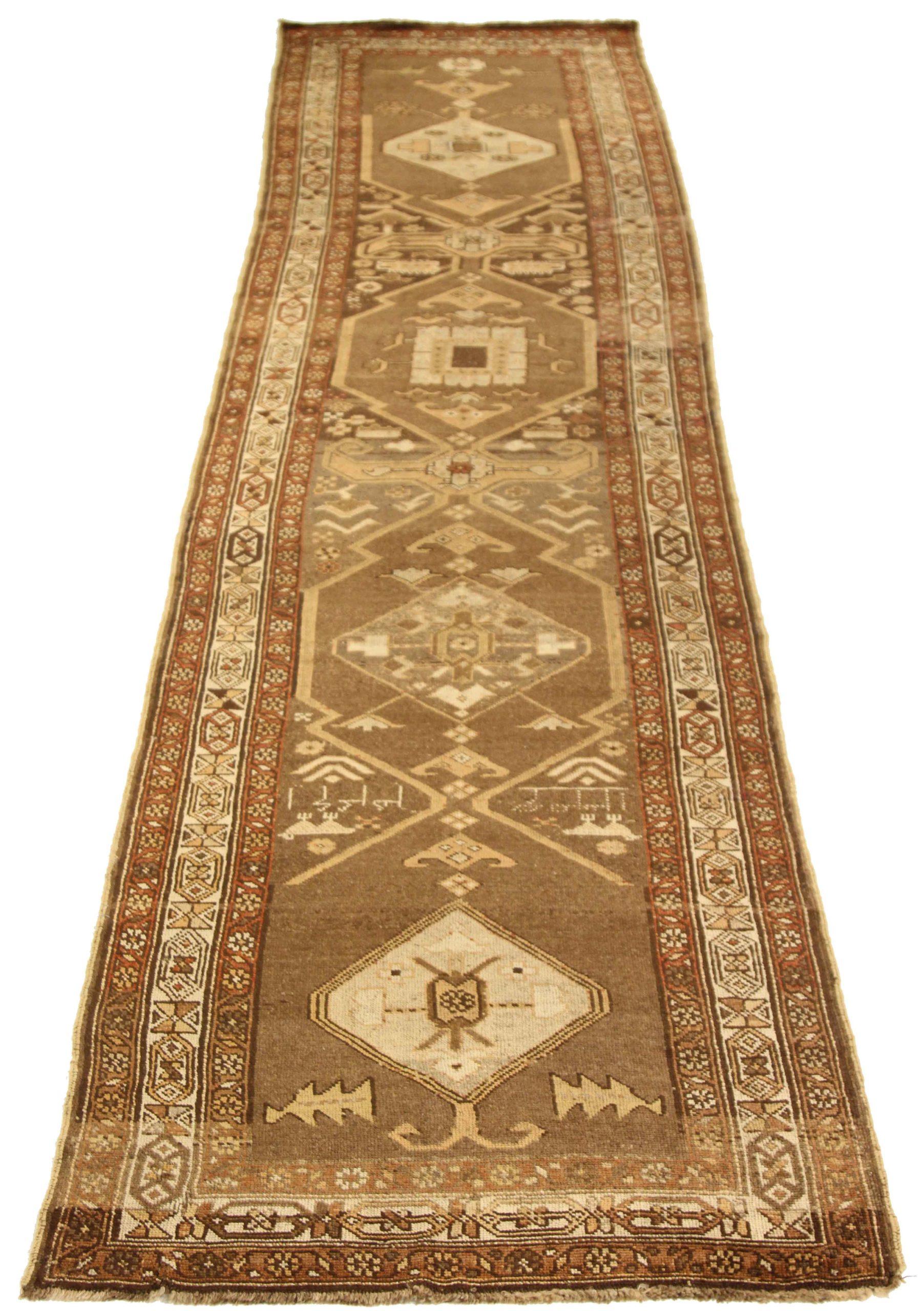 Entdecken Sie die Eleganz des persischen Aserbaidschan-Teppichs mit Läufer. Dieses exklusive Design, das mit viel Liebe zum Detail entworfen wurde, ist perfekt, um Ihren Raum zu verschönern.