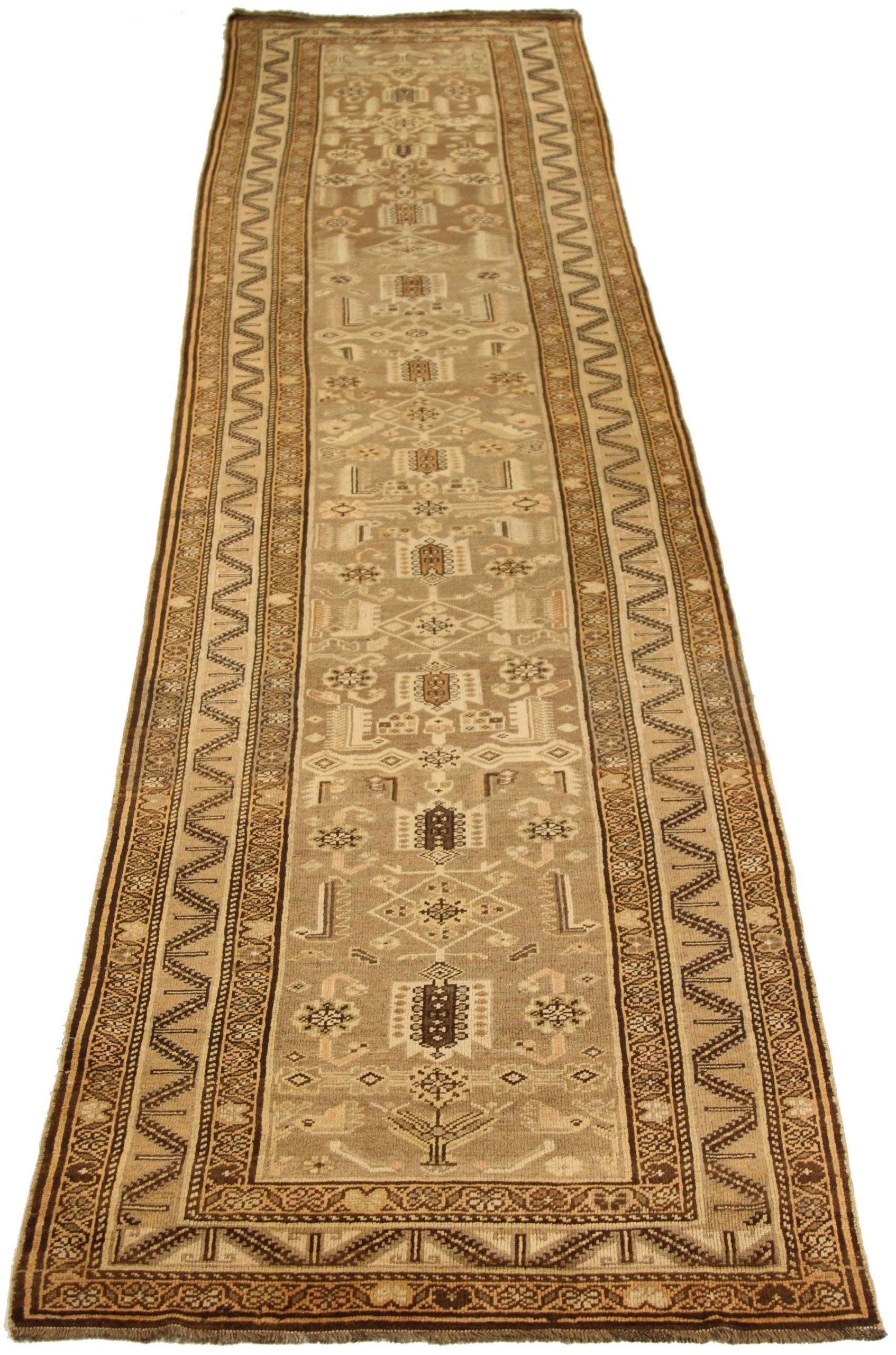 Entdecken Sie die Eleganz des persischen Aserbaidschan-Teppichs mit Läufer. Dieses exklusive Design, das mit viel Liebe zum Detail entworfen wurde, ist perfekt, um Ihren Raum zu verschönern.