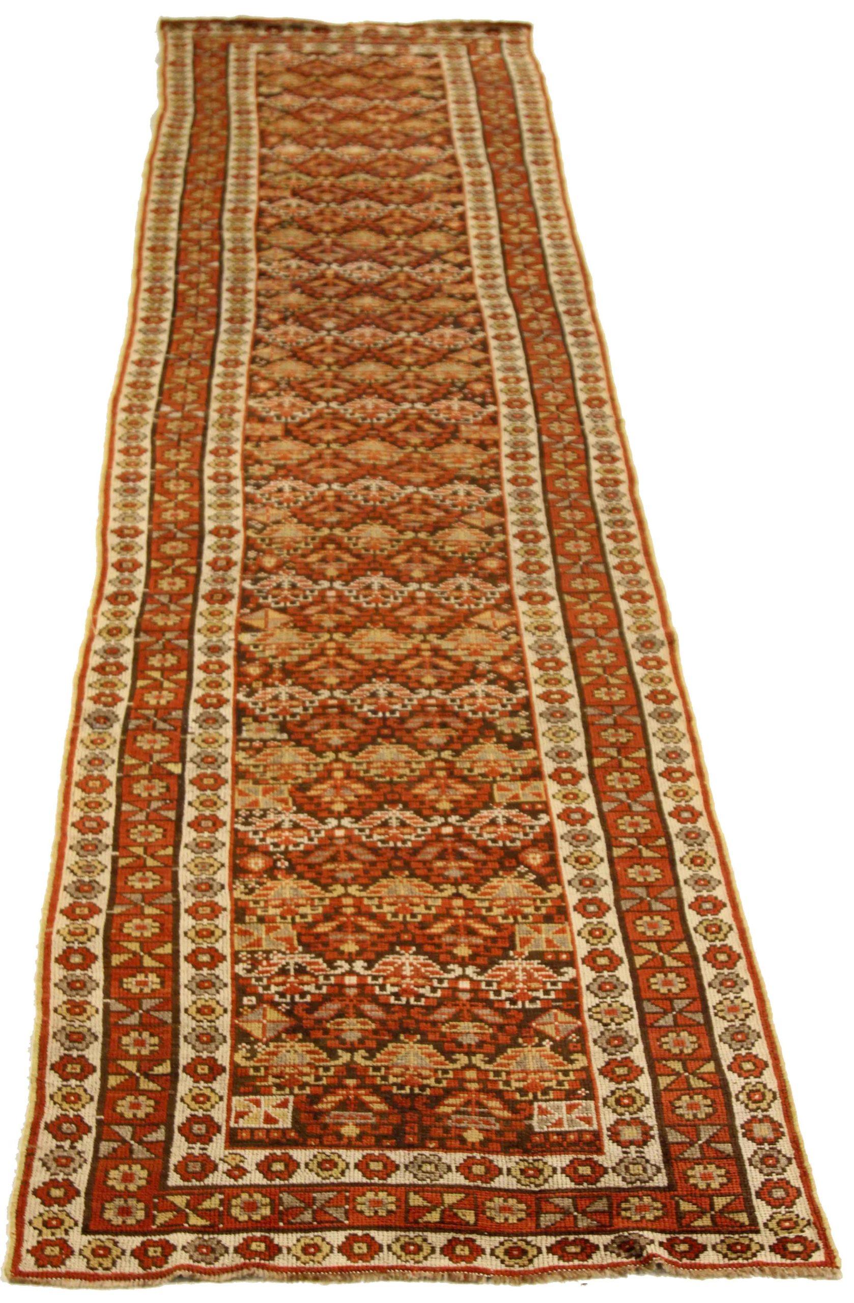 Entdecken Sie die Eleganz des persischen Aserbaidschan-Teppichs mit Läufer. Dieses exklusive Design, das mit viel Liebe zum Detail entworfen wurde, ist perfekt, um Ihren Raum zu verschönern.