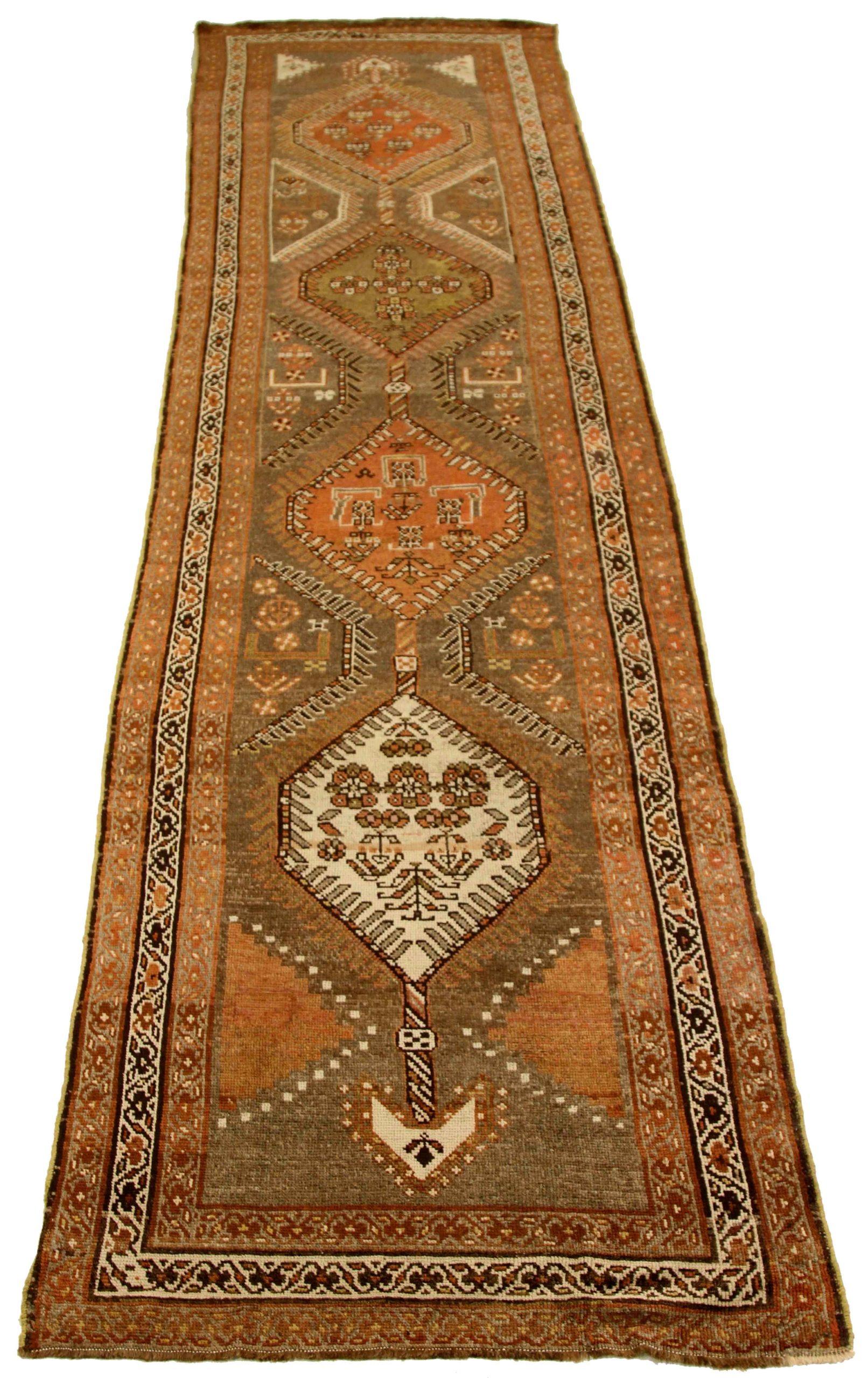 Entdecken Sie die Eleganz des persischen Aserbaidschan-Teppichs mit Läufer. Dieses exklusive Design, das mit viel Liebe zum Detail entworfen wurde, ist perfekt, um Ihren Raum zu verschönern.