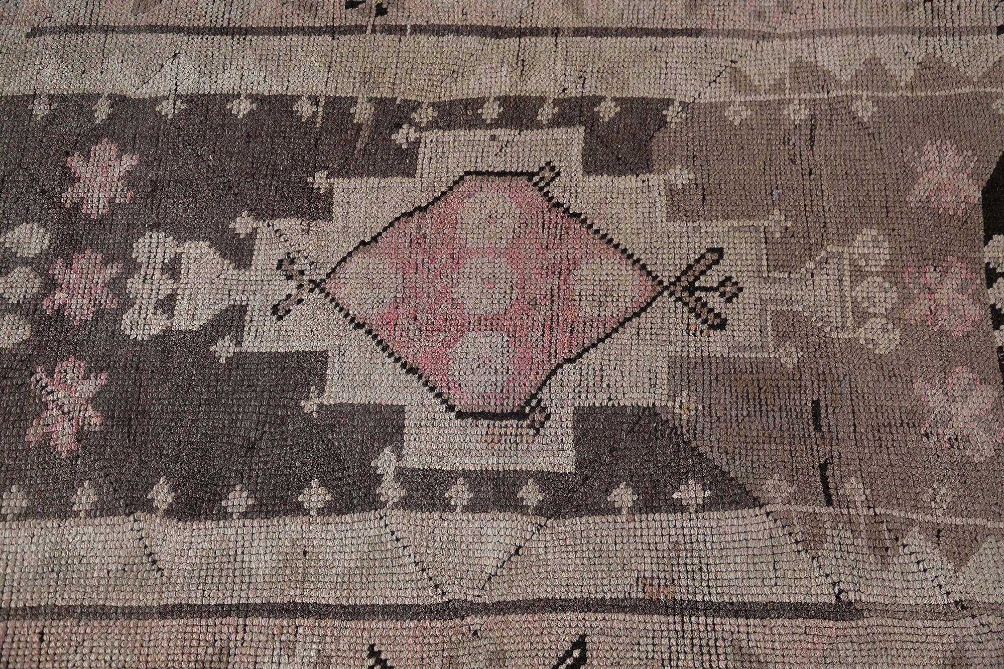 Entdecken Sie die Eleganz des persischen Aserbaidschans mit dem Läufer von CIRCA 1910. Dieses exklusive Design aus Wolle und BlackBrownPinkTaupe ist perfekt, um Ihren Raum zu verschönern.
