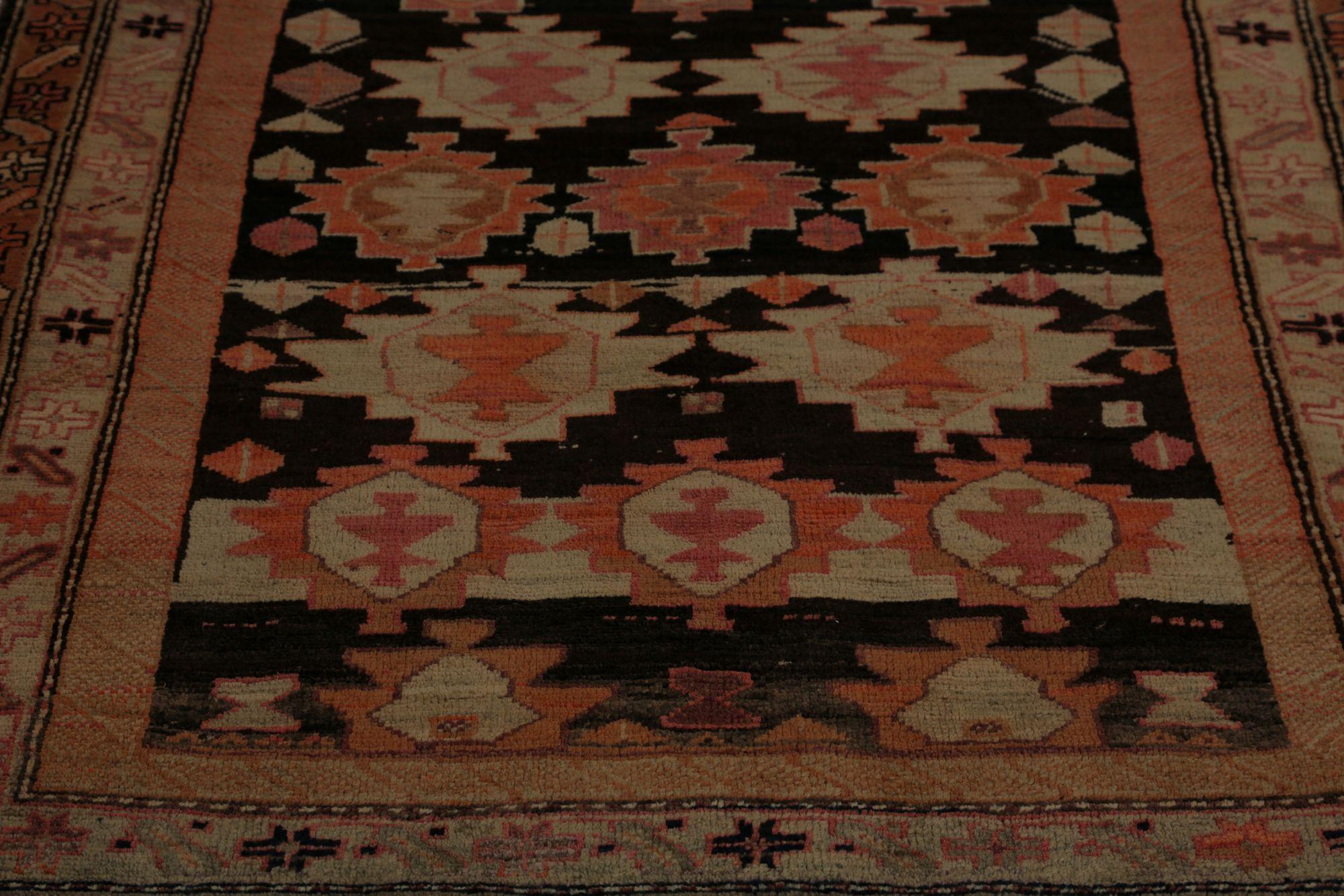 Entdecken Sie die Eleganz des persischen Aserbaidschans mit dem Läufer von CIRCA 1880. Dieses exklusive Design aus Wolle und BlackPinkRed ist perfekt, um Ihren Raum zu verschönern.