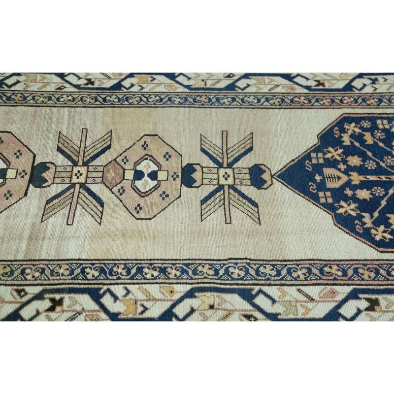 Entdecken Sie die Eleganz des persischen Aserbaidschans mit dem Läufer von CIRCA 1910. Dieses exklusive Design aus Wolle und BlauBraunElfenbein ist perfekt, um Ihren Raum zu verschönern.