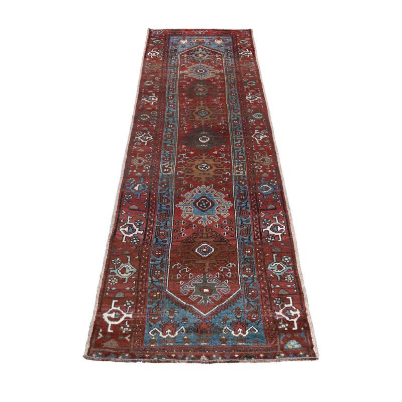 Entdecken Sie die Eleganz des persischen Aserbaidschans mit dem Läufer von CIRCA 1910. Dieses exklusive Design aus Wolle und BlauBraunElfenbeinRot ist perfekt, um Ihren Raum zu verschönern.