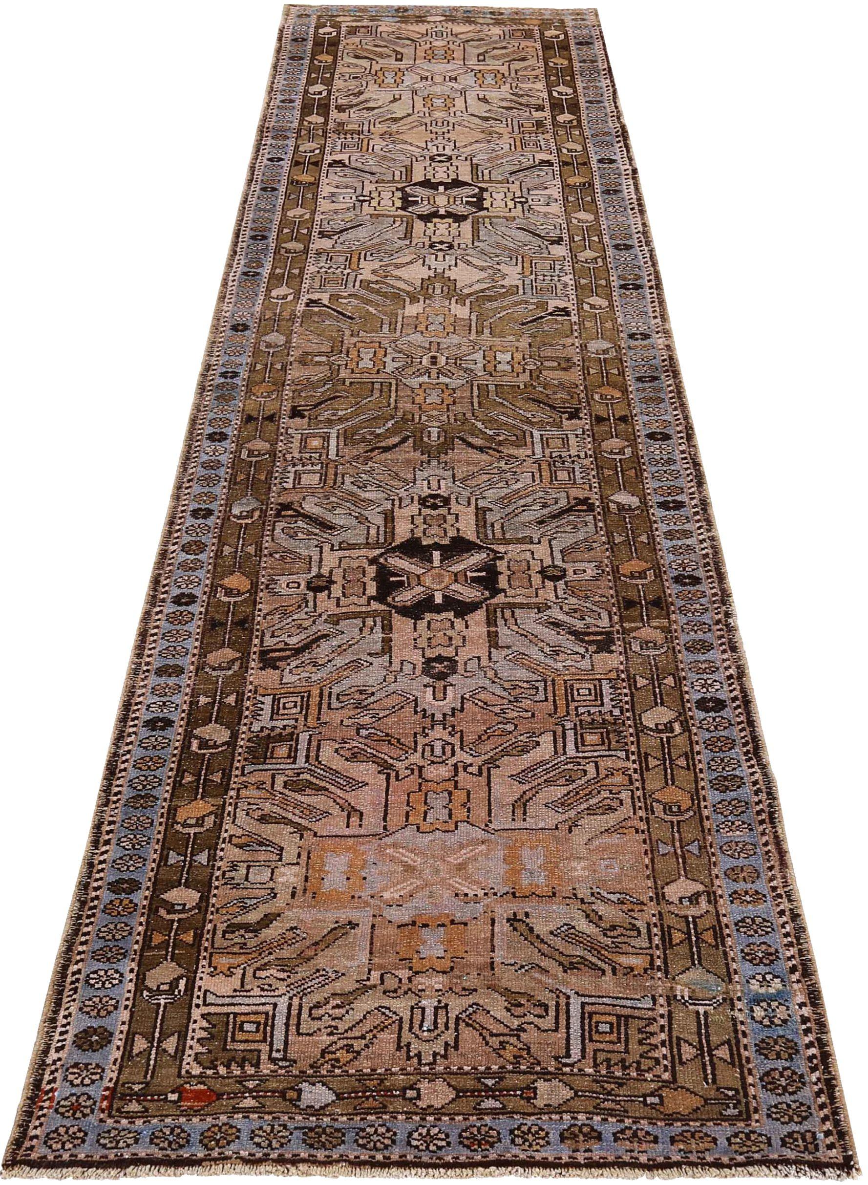 Entdecken Sie die Eleganz des persischen Aserbaidschans mit dem Läufer von CIRCA 1880. Dieses exklusive Design aus Wolle und BlueBrownPink ist perfekt, um Ihren Raum zu verschönern.