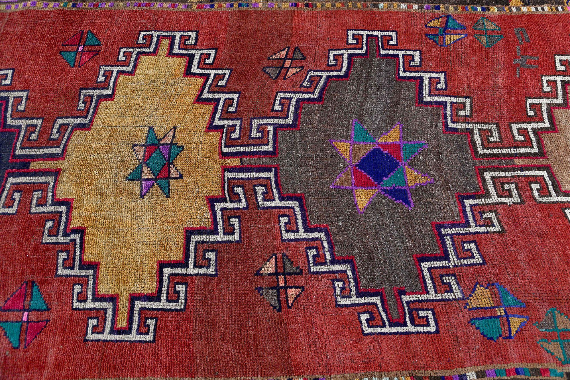 Scopri l'eleganza del tappeto persiano Azerbaijan con Runner Rug di CIRCA 1910. Progettato con lana e blu-marrone-avorio-rosa-rosso-giallo, questo design esclusivo è perfetto per valorizzare il tuo spazio.