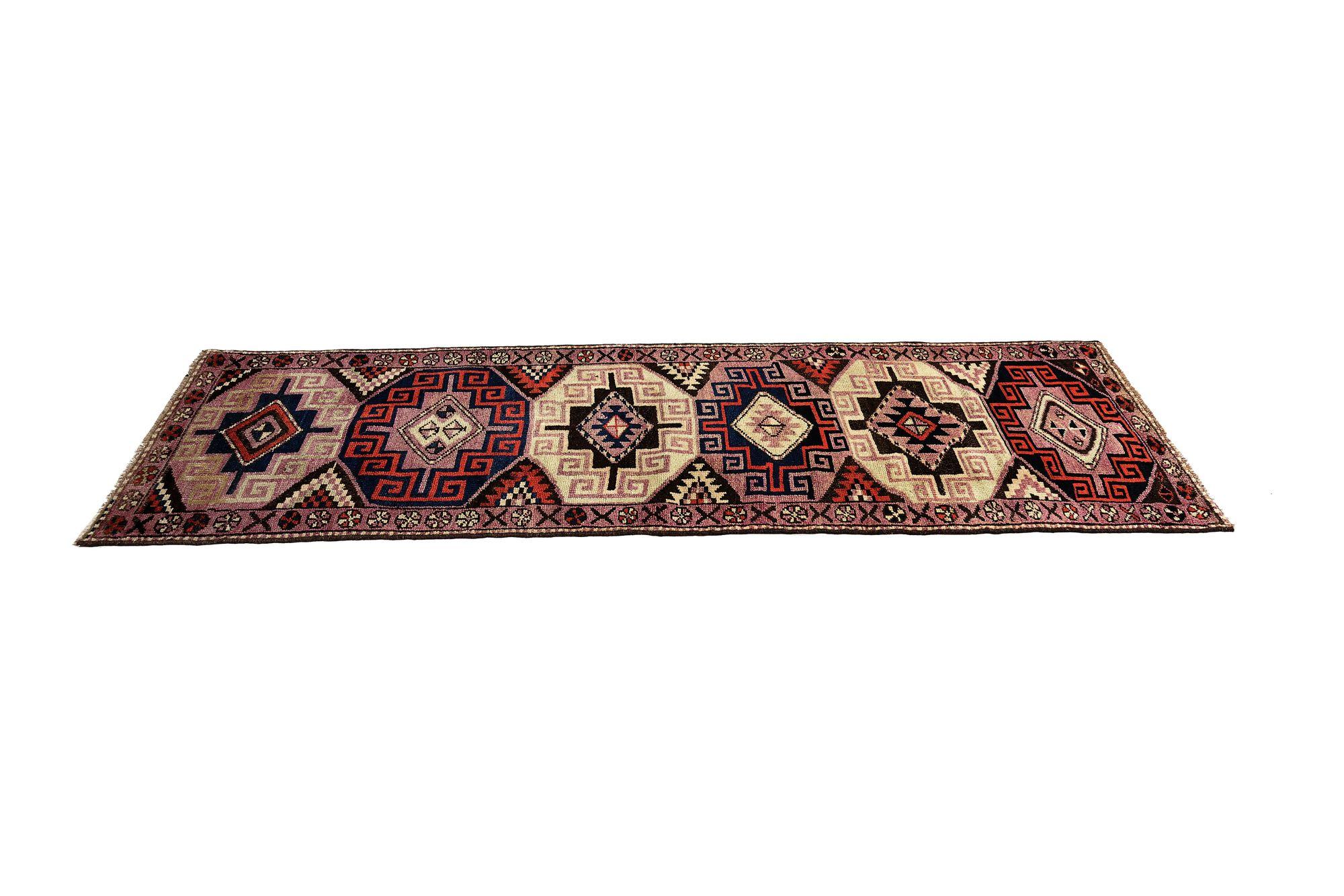 Scopri l'eleganza del tappeto persiano Azerbaijan con Runner Rug di CIRCA 1940. Progettato con lana e blu-marrone-avorio-rosso, questo design esclusivo è perfetto per valorizzare il tuo spazio.