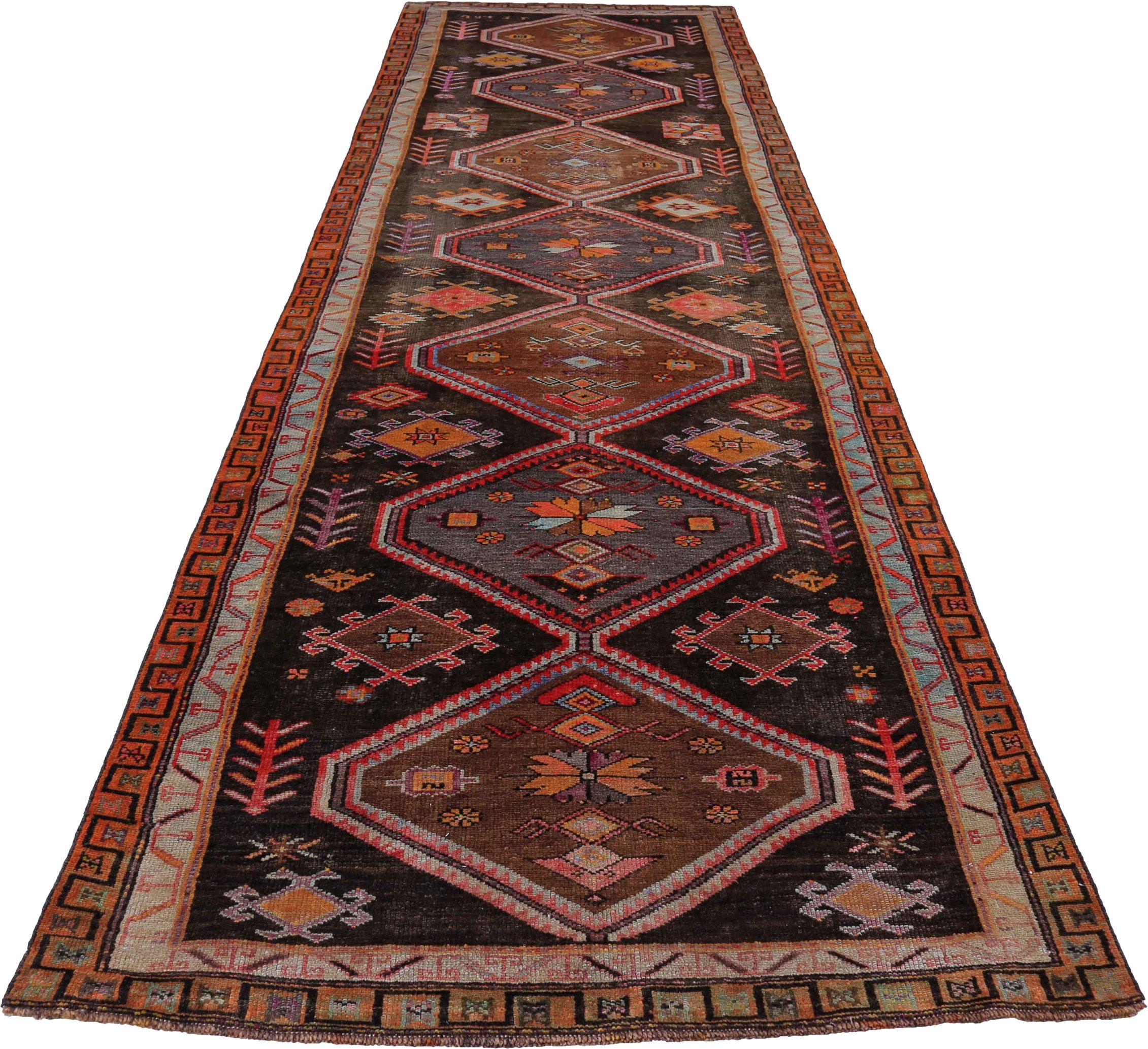 Scopri l'eleganza del tappeto persiano Azerbaijan con Runner Rug di CIRCA 1880. Progettato con lana e BlueBrownRed, questo design esclusivo è perfetto per valorizzare il tuo spazio.