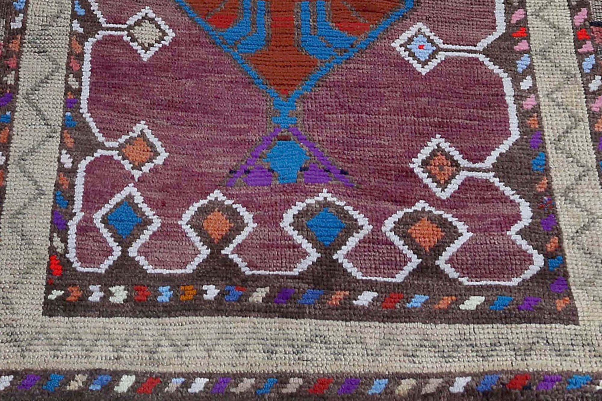 Entdecken Sie die Eleganz des persischen Aserbaidschans mit dem Läufer von CIRCA 1880. Dieses exklusive Design aus Wolle und BlauGrünPurpelRot ist perfekt, um Ihren Raum zu verschönern.