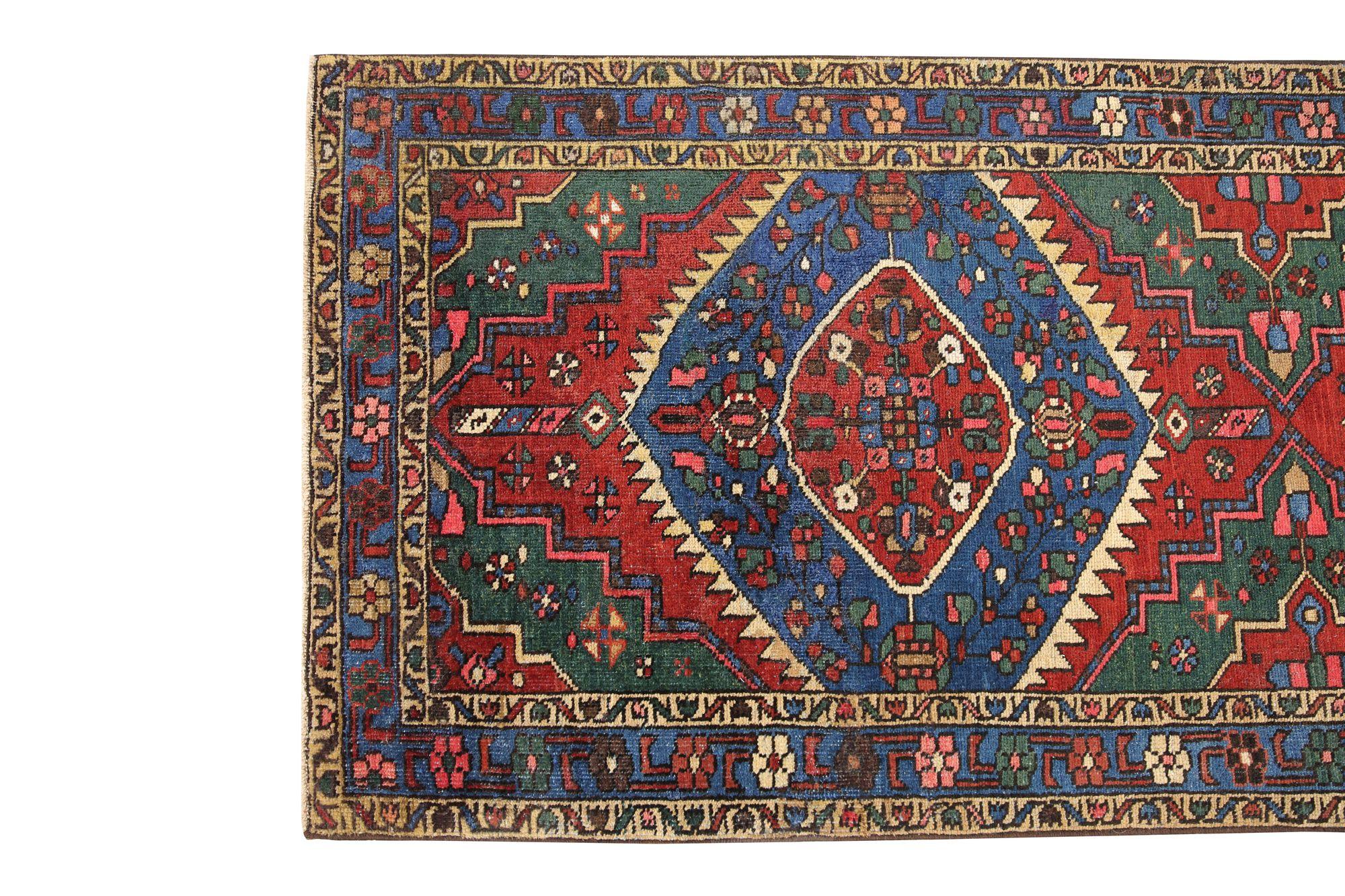 Entdecken Sie die Eleganz des persischen Aserbaidschans mit dem Läufer von CIRCA 1910. Dieses exklusive Design aus Wolle und BlauGrünRot ist perfekt, um Ihren Raum zu verschönern.