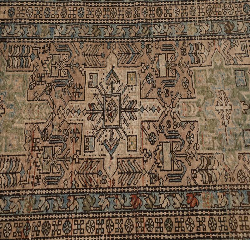 Entdecken Sie die Eleganz des persischen Aserbaidschans mit dem Läufer von CIRCA 1880. Dieses exklusive Design aus Wolle und BlueGreenTaupe ist perfekt, um Ihren Raum zu verschönern.