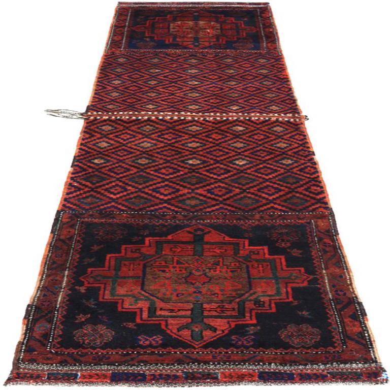 Scopri l'eleganza del tappeto persiano Azerbaijan con Runner Rug di CIRCA 1880. Progettato con lana e blu-avorio-rosso, questo design esclusivo è perfetto per valorizzare il tuo spazio.
