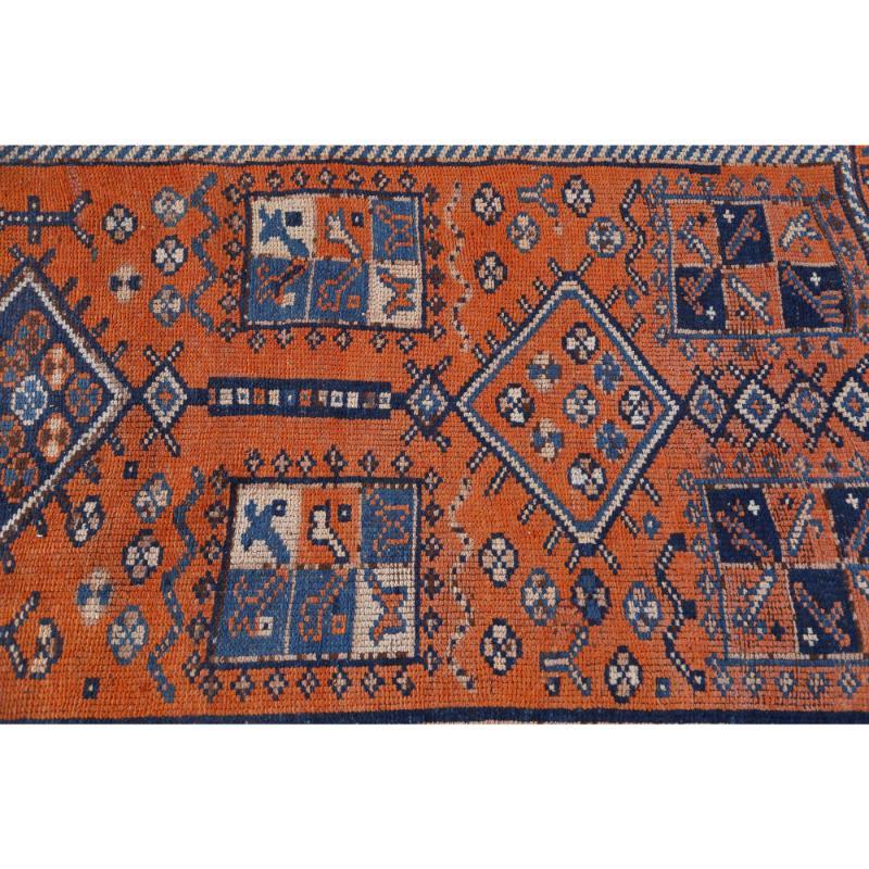 Entdecken Sie die Eleganz des persischen Aserbaidschans mit dem Läufer von CIRCA 1880. Dieses exklusive Design aus Wolle und BlueOrange ist perfekt, um Ihren Raum zu verschönern.