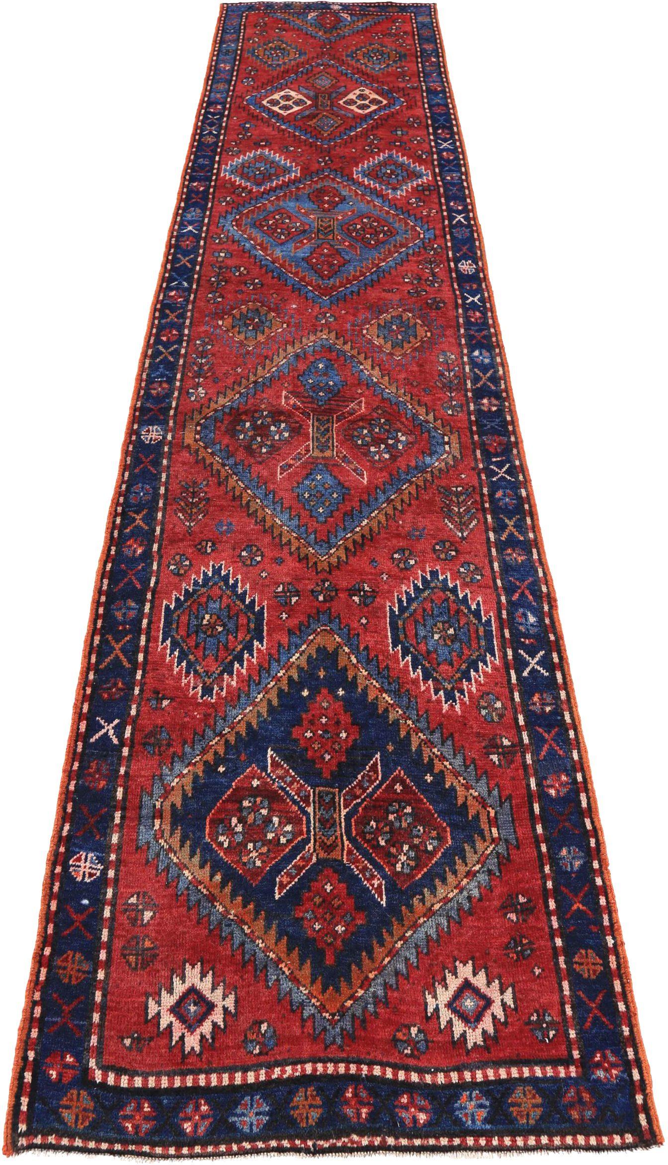 Entdecken Sie die Eleganz des persischen Aserbaidschans mit dem Läufer von CIRCA 1880. Dieses exklusive Design mit Wolle und BlueRed ist perfekt, um Ihren Raum zu verschönern.