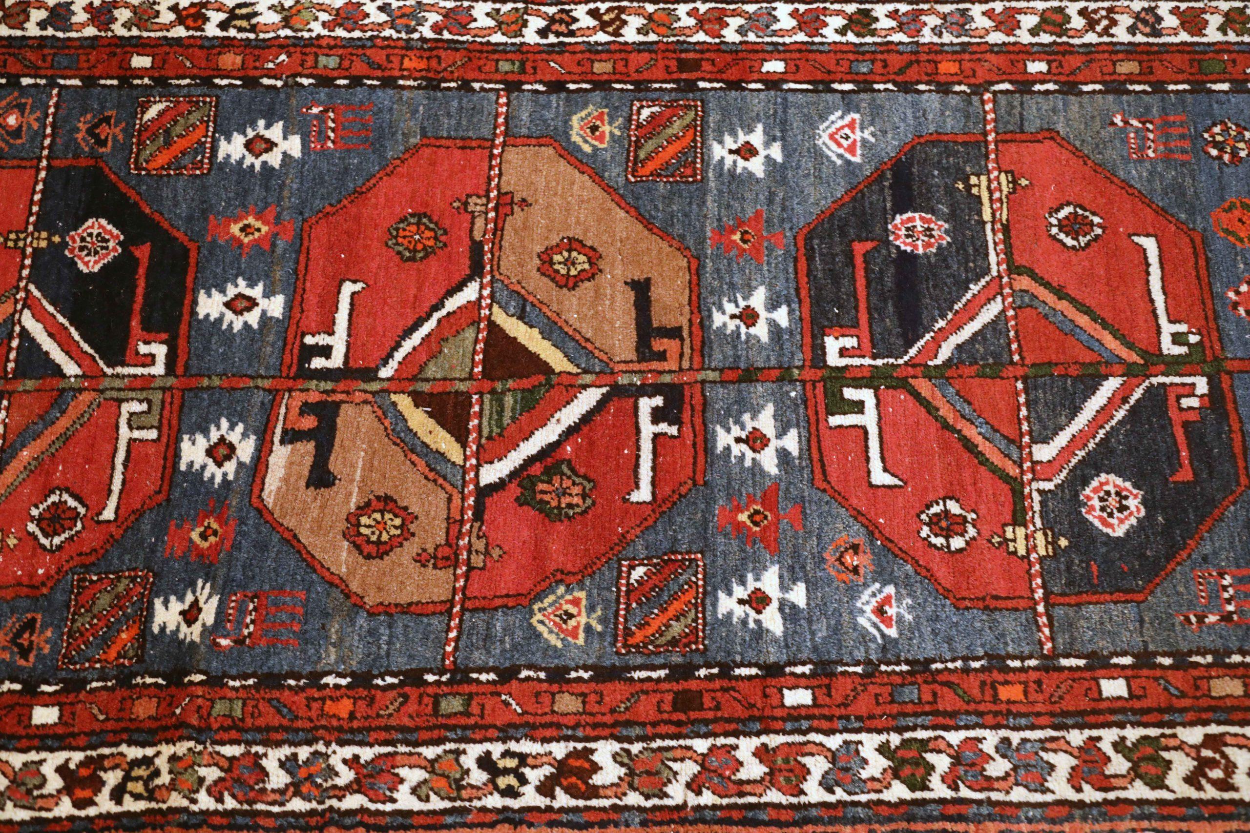 Entdecken Sie die Eleganz des persischen Aserbaidschans mit dem Läufer von CIRCA 1910. Dieses exklusive Design mit Wolle und BlueRed ist perfekt, um Ihren Raum zu verschönern.