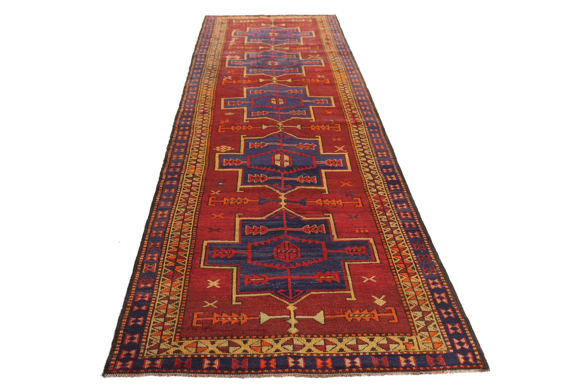 Découvrez l'élégance d'un tapis persan Azerbaïdjan avec un chemin de table datant de 1910. Conçu avec Wool et BlueRedYellow, ce design exclusif est parfait pour mettre en valeur votre espace.