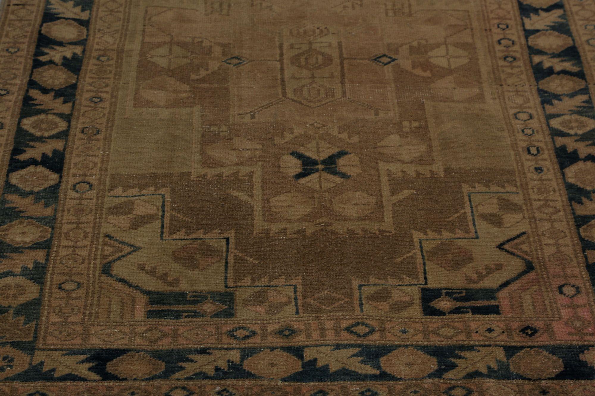 Scopri l'eleganza del tappeto persiano Azerbaijan con Runner Rug di CIRCA 1880. Progettato in lana e marrone, questo design esclusivo è perfetto per valorizzare il tuo spazio.