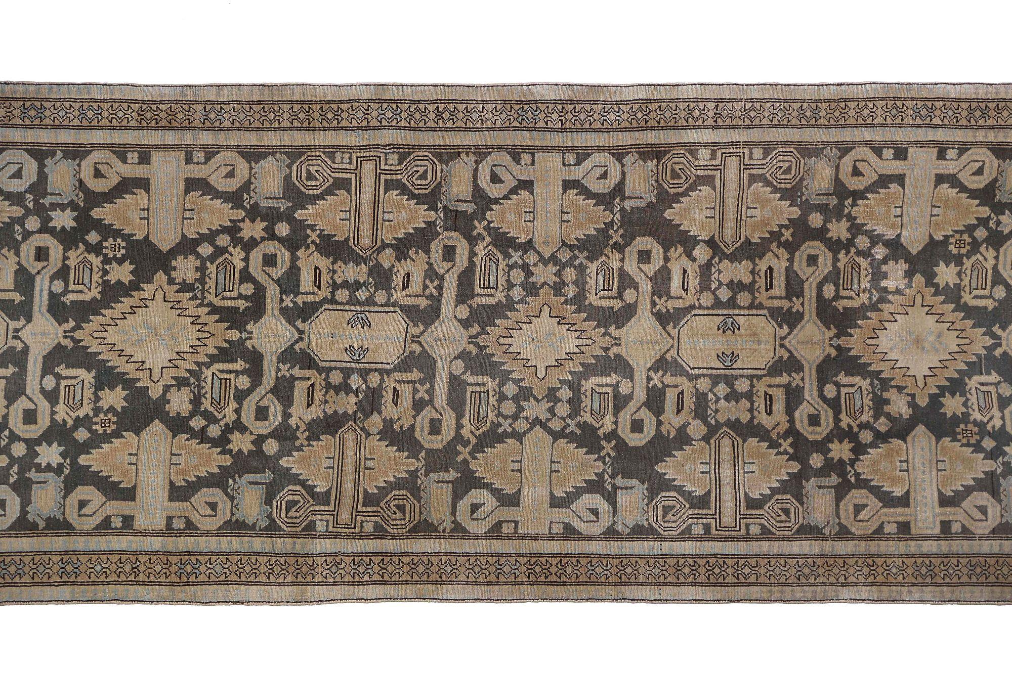 Entdecken Sie die Eleganz des persischen Aserbaidschans mit dem Läufer von CIRCA 1880. Dieses exklusive Design aus Wolle und Braun ist perfekt, um Ihren Raum zu verschönern.