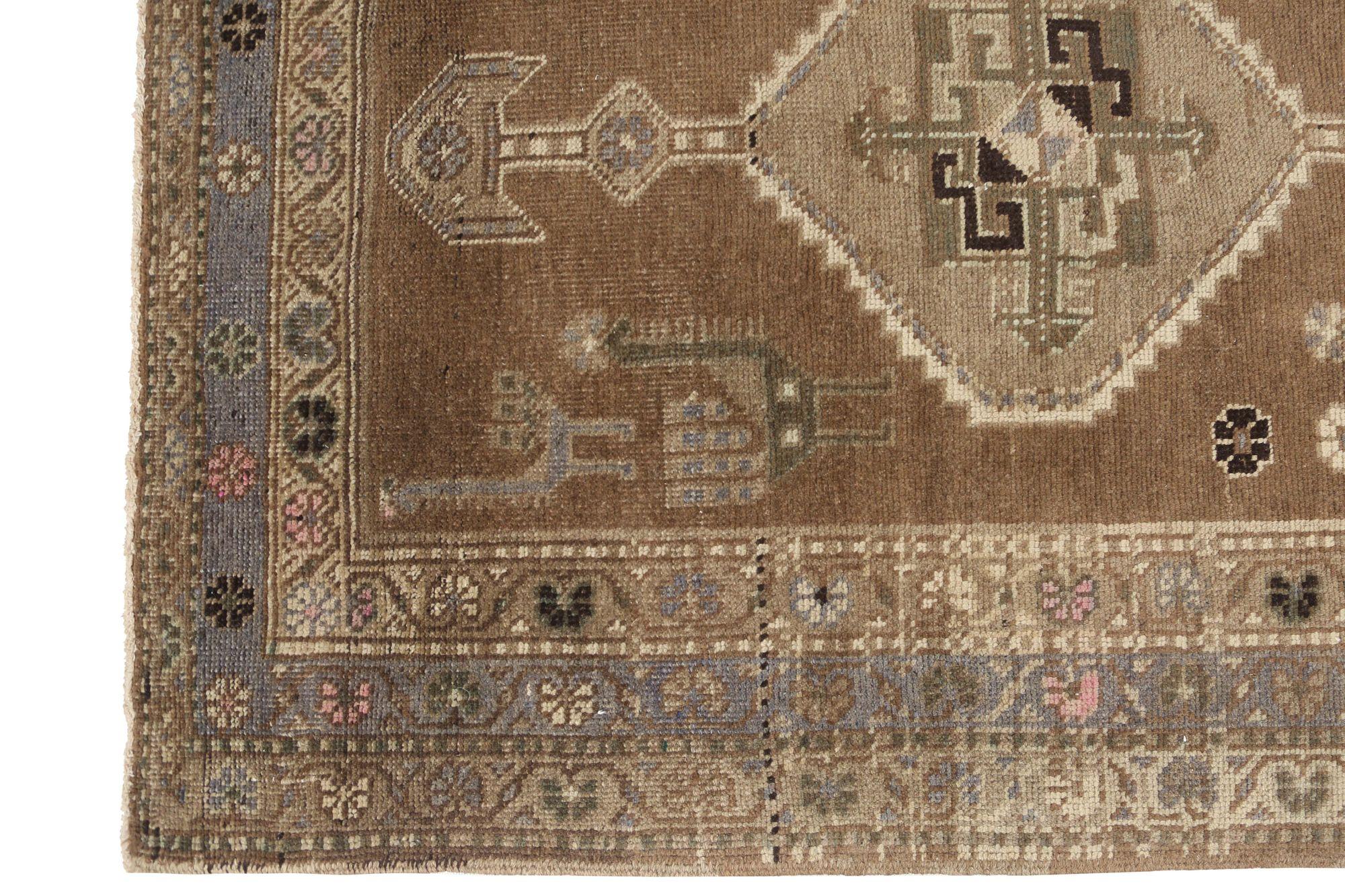 Entdecken Sie die Eleganz des persischen Aserbaidschans mit dem Läufer von CIRCA 1910. Dieses exklusive Design aus Wolle und Braun ist perfekt, um Ihren Raum zu verschönern.