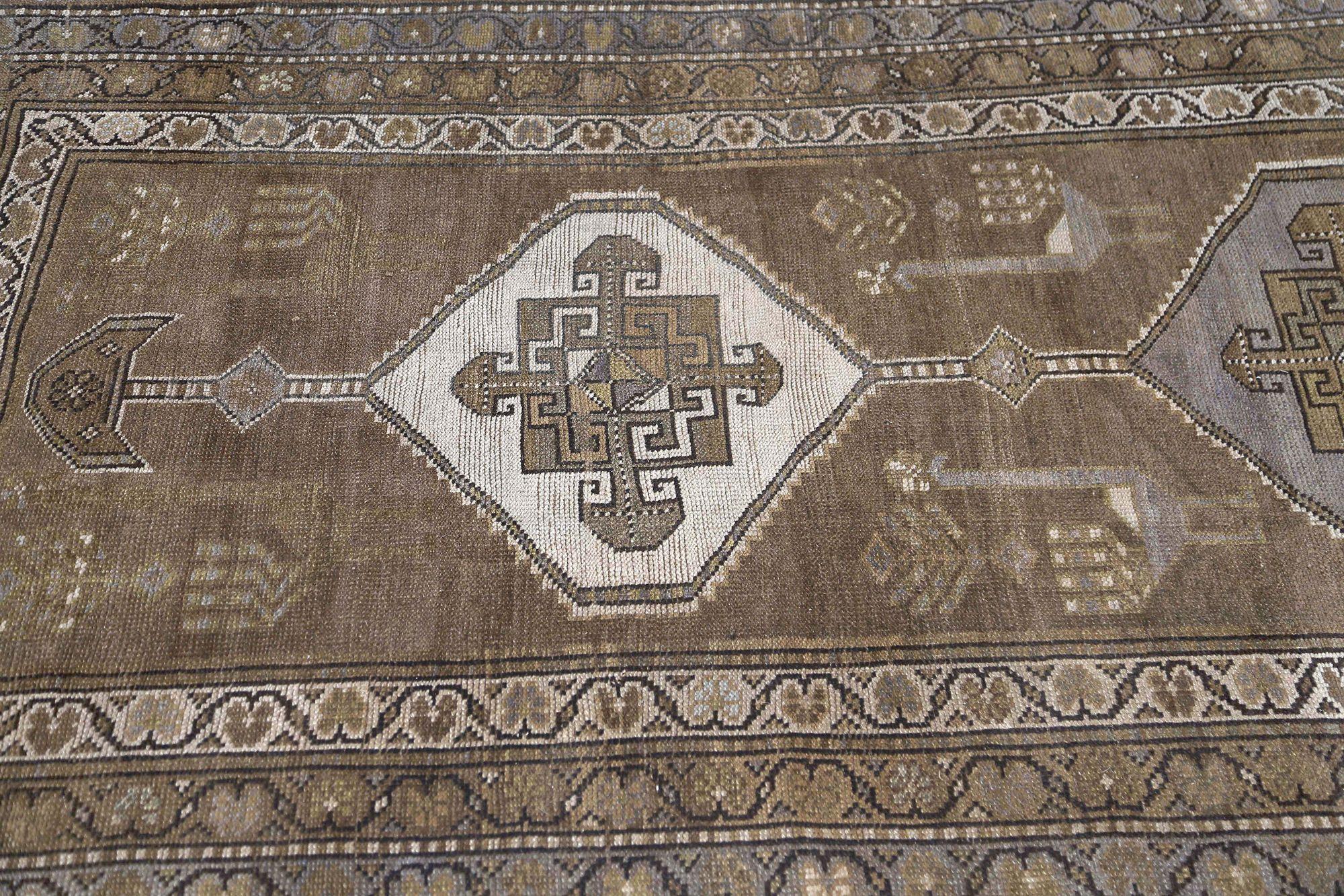 Entdecken Sie die Eleganz des persischen Aserbaidschans mit dem Läufer von CIRCA 1910. Dieses exklusive Design aus Wolle und Braun ist perfekt, um Ihren Raum zu verschönern.