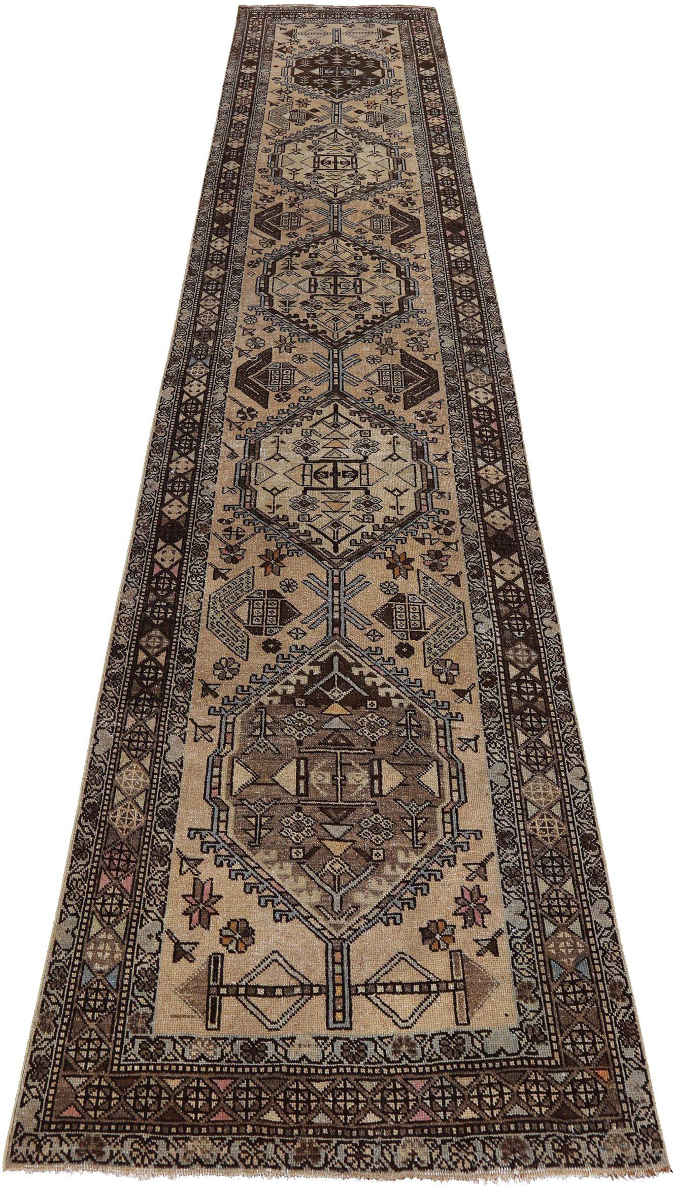 Entdecken Sie die Eleganz des persischen Aserbaidschans mit dem Läufer von CIRCA 1910. Dieses exklusive Design aus Wolle und Braun-Elfenbein ist perfekt, um Ihren Raum zu verschönern.
