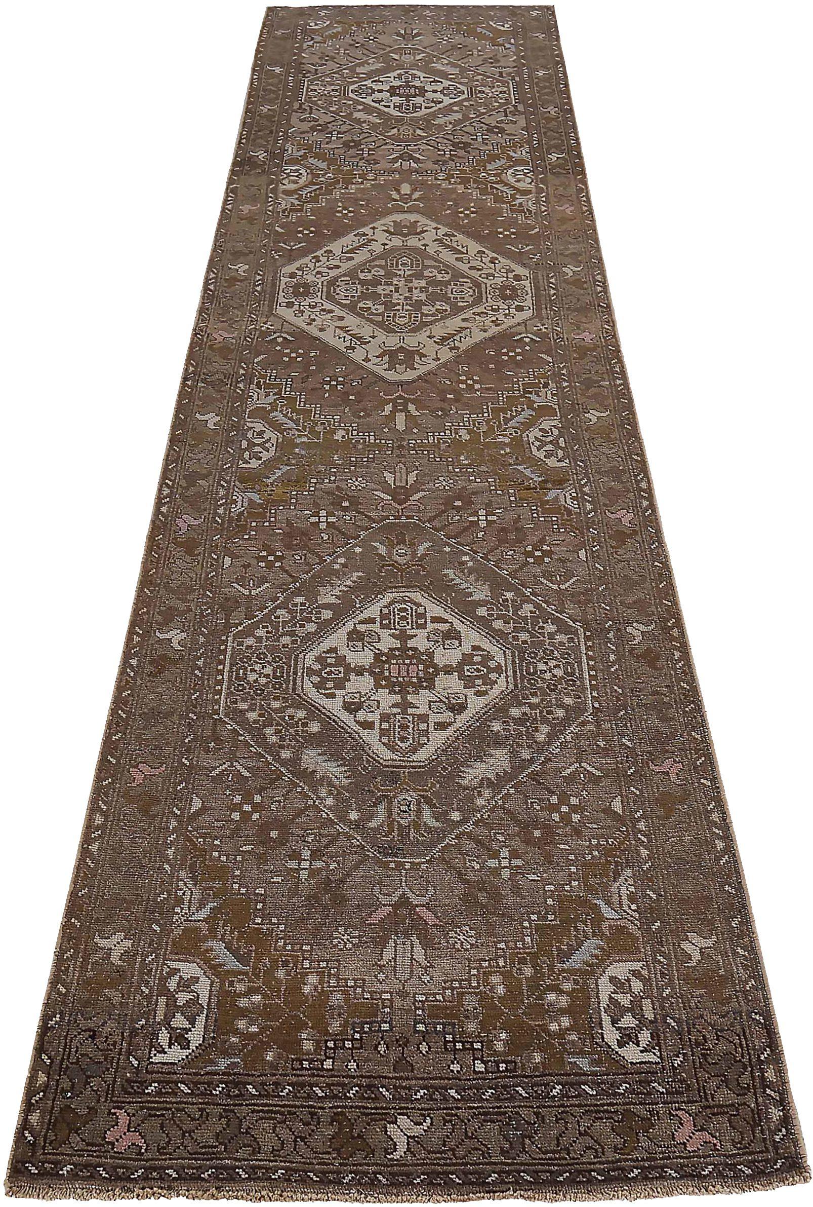 Entdecken Sie die Eleganz des persischen Aserbaidschans mit dem Läufer von CIRCA 1880. Dieses exklusive Design aus Wolle und Braun-Elfenbein ist perfekt, um Ihren Raum zu verschönern.