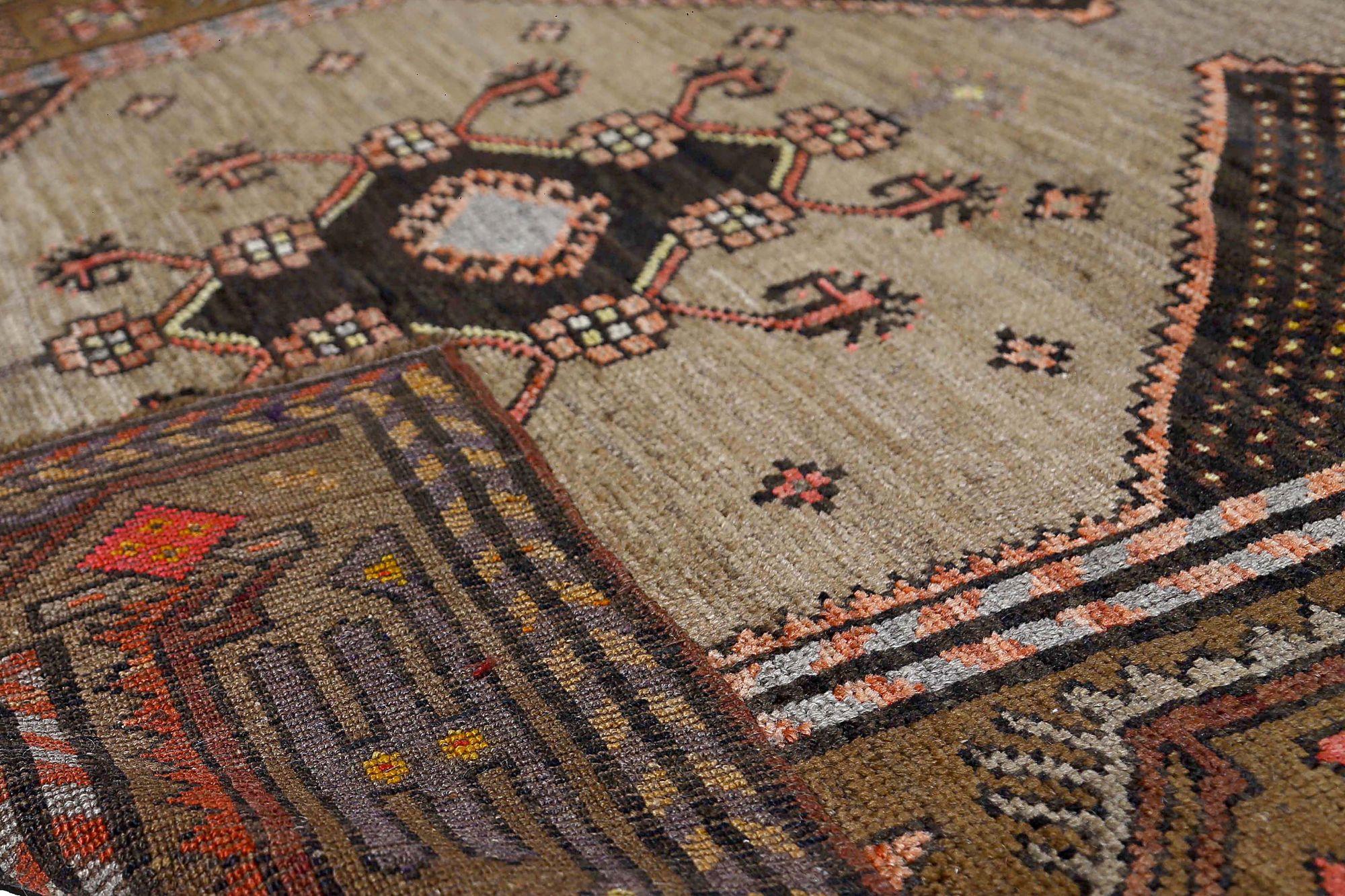 Entdecken Sie die Eleganz des persischen Aserbaidschans mit dem Läufer von CIRCA 1910. Dieses exklusive Design aus Wolle und Braun-Elfenbein ist perfekt, um Ihren Raum zu verschönern.