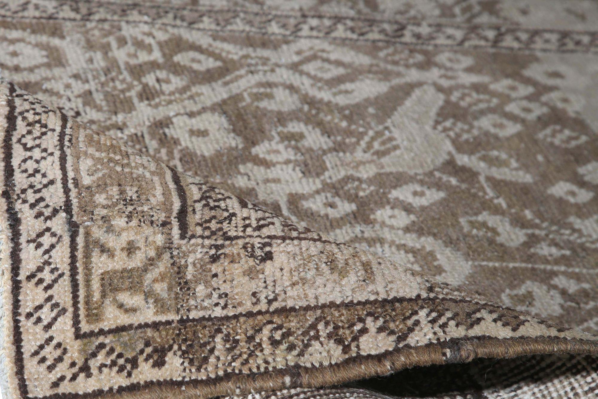 Entdecken Sie die Eleganz des persischen Aserbaidschans mit dem Läufer von CIRCA 1910. Dieses exklusive Design aus Wolle und Braun-Elfenbein ist perfekt, um Ihren Raum zu verschönern.