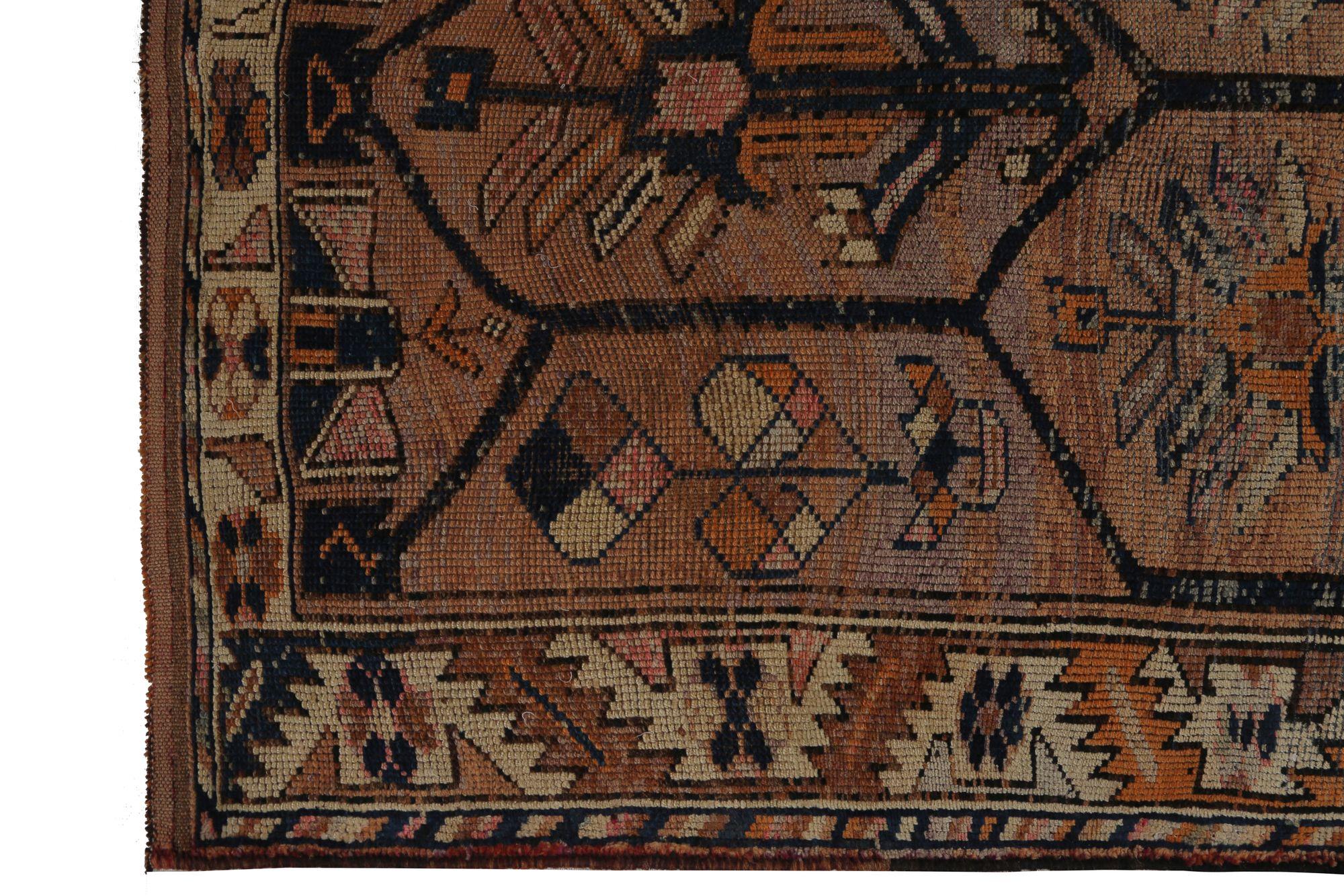 Scopri l'eleganza del tappeto persiano Azerbaijan con Runner Rug di CIRCA 1910. Progettato in lana e marrone-avorio, questo design esclusivo è perfetto per valorizzare il tuo spazio.