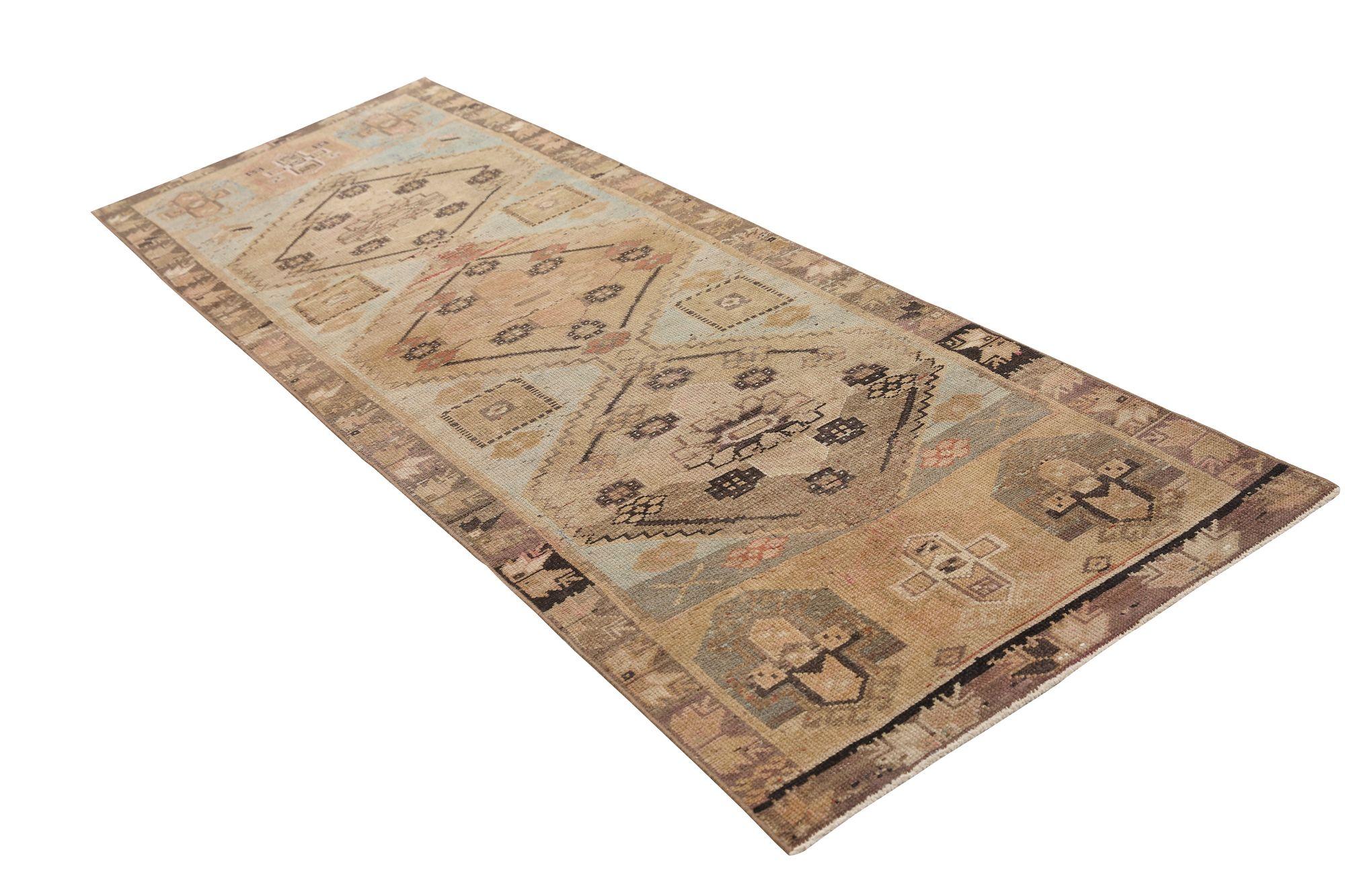 Entdecken Sie die Eleganz des persischen Aserbaidschans mit dem Läufer von CIRCA 1880. Dieses exklusive Design aus Wolle in den Farben Braun, Elfenbein und Hellblau ist perfekt, um Ihren Raum zu verschönern.