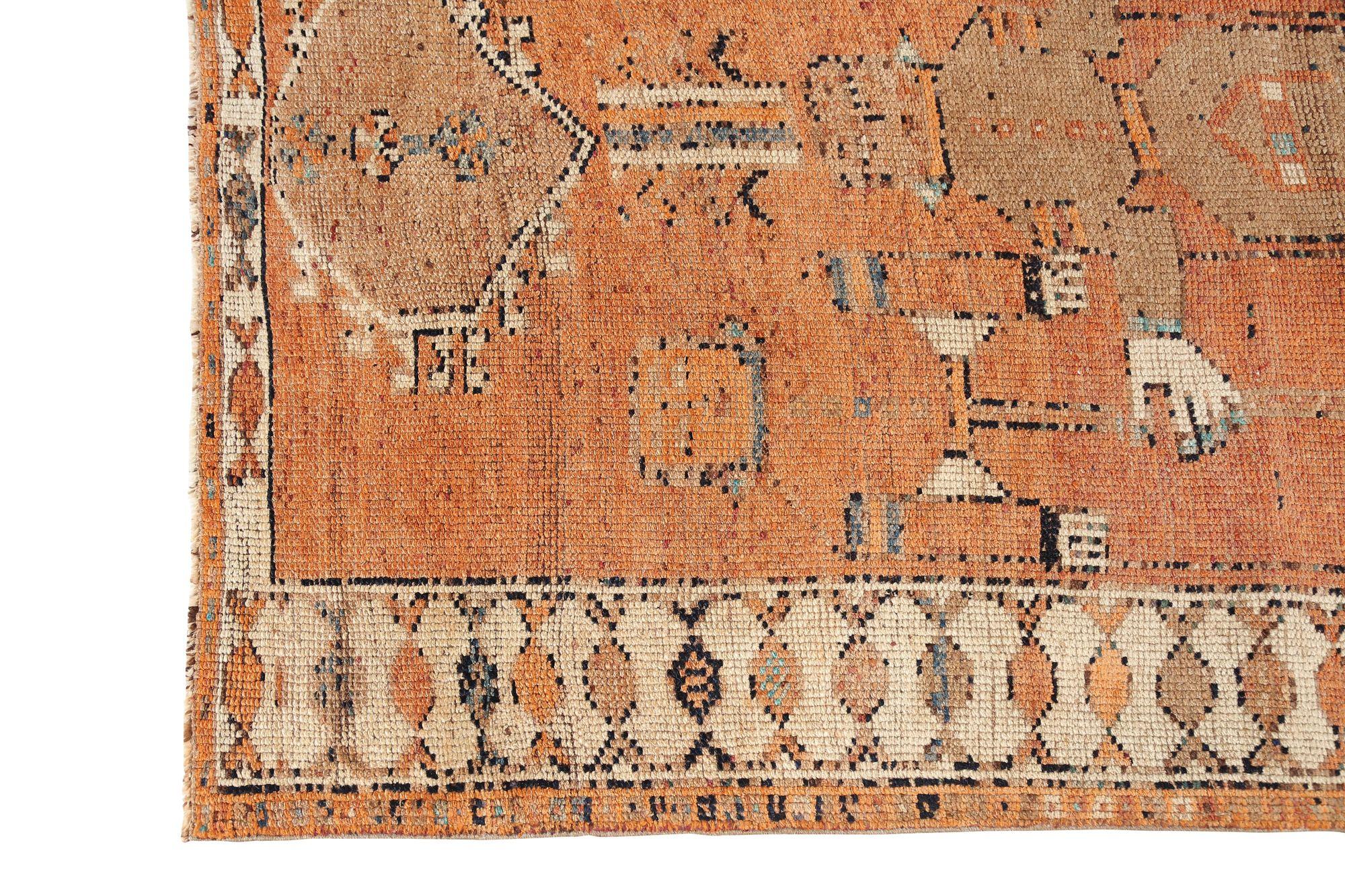 Entdecken Sie die Eleganz des persischen Aserbaidschans mit dem Läufer von CIRCA 1910. Dieses exklusive Design aus Wolle und Braun-Elfenbein-Orange ist perfekt, um Ihren Raum zu verschönern.