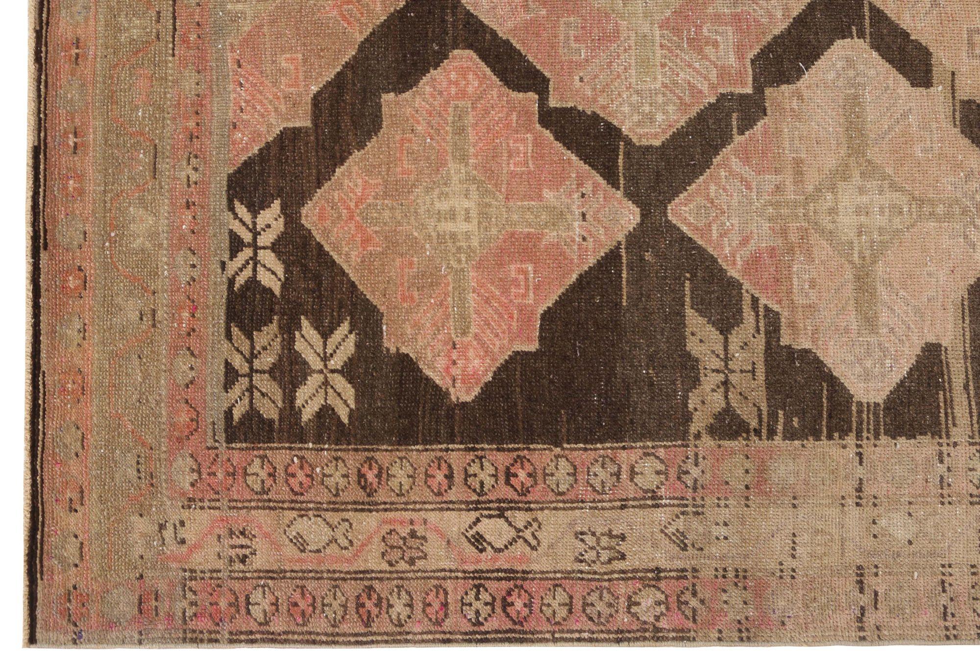 Scopri l'eleganza del tappeto persiano Azerbaijan con Runner Rug di CIRCA 1910. Progettato con lana e marrone-avorio-rosa, questo design esclusivo è perfetto per valorizzare il tuo spazio.