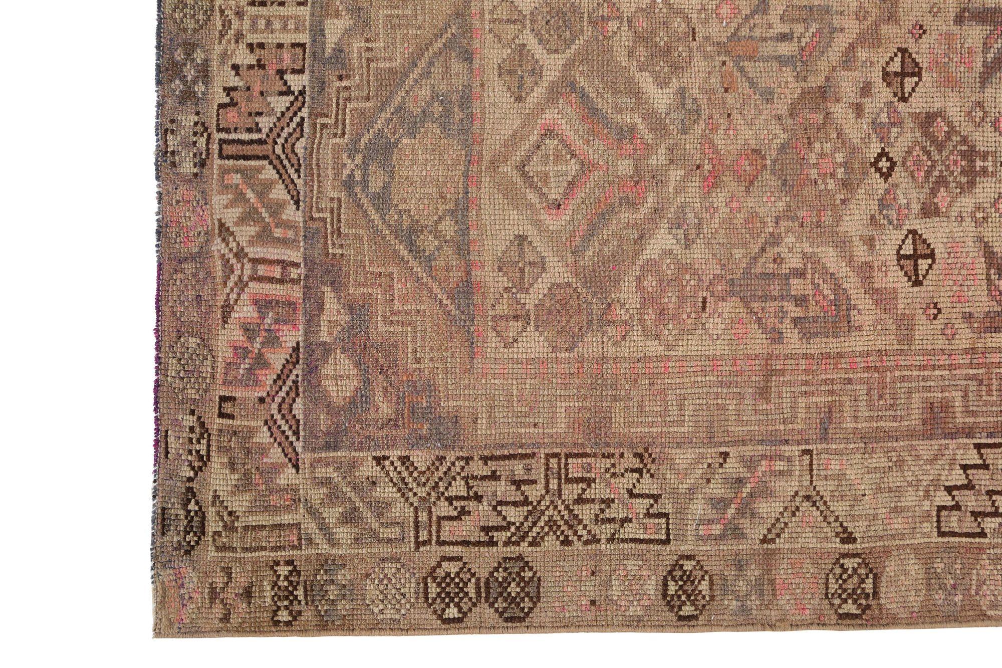 Entdecken Sie die Eleganz des persischen Aserbaidschans mit dem Läufer von CIRCA 1910. Dieses exklusive Design aus Wolle und Braun-Elfenbein-Rosa ist perfekt, um Ihren Raum zu verschönern.
