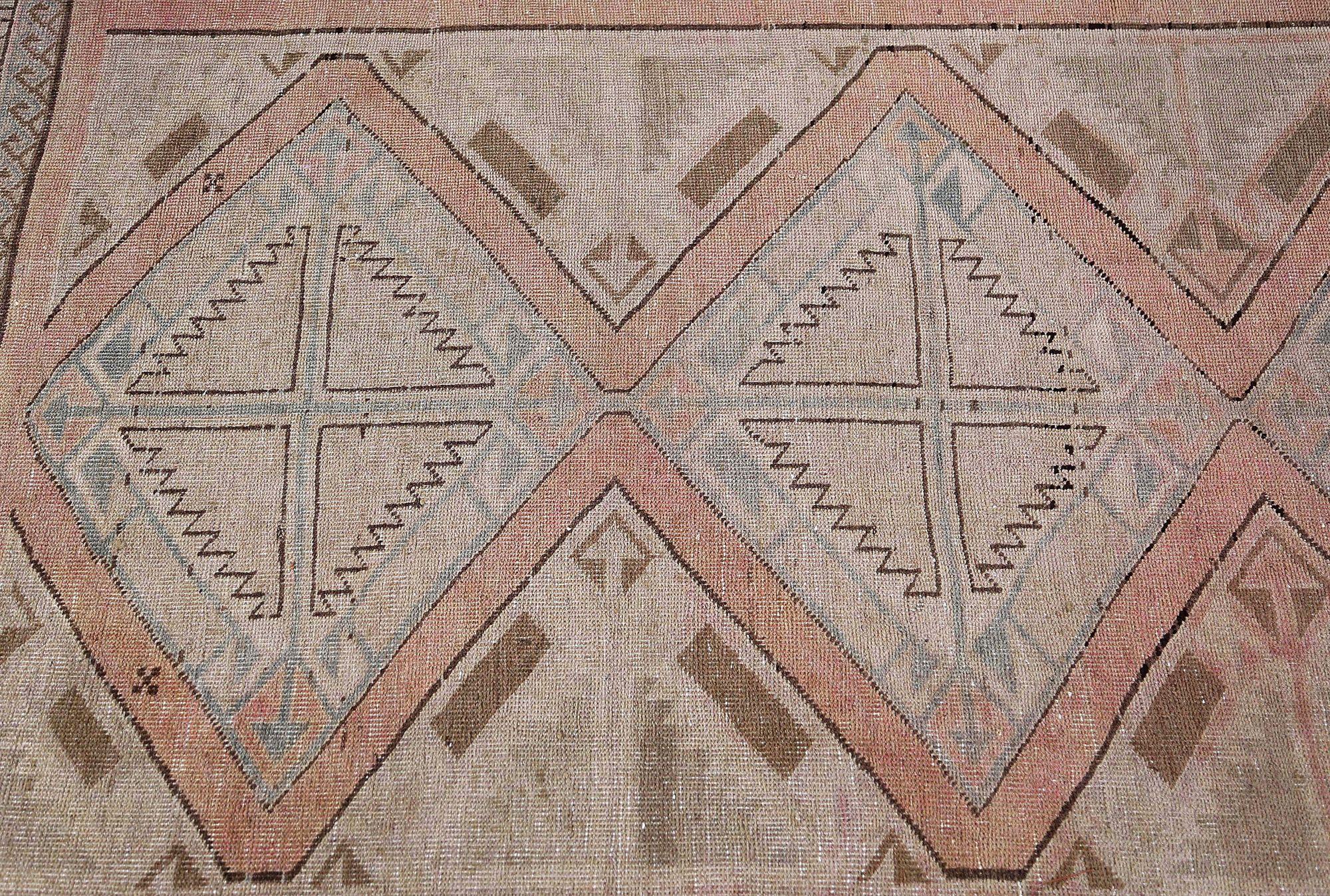 Scopri l'eleganza del tappeto persiano Azerbaijan con Runner Rug di CIRCA 1910. Progettato con lana e BrownIvoryPinkTaupe, questo design esclusivo è perfetto per valorizzare il tuo spazio.