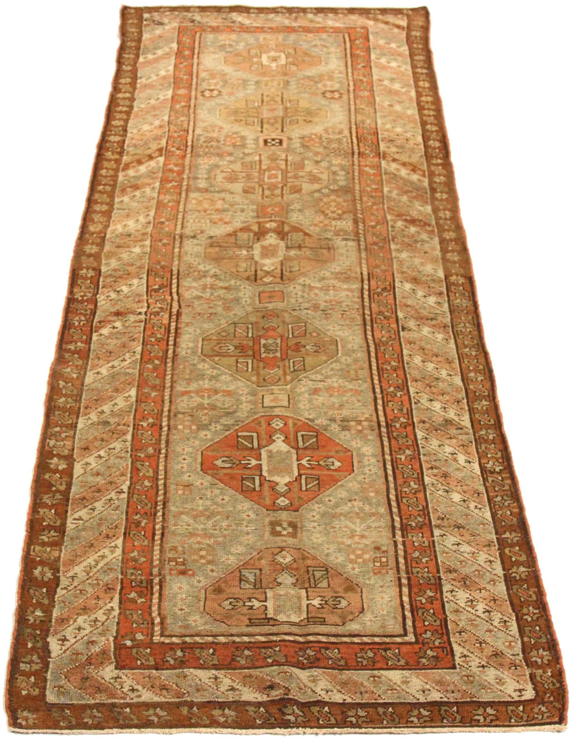 Entdecken Sie die Eleganz des persischen Aserbaidschans mit dem Läufer von CIRCA 1880. Dieses exklusive Design aus Wolle und Braun-Elfenbein-Rot ist perfekt, um Ihren Raum zu verschönern.