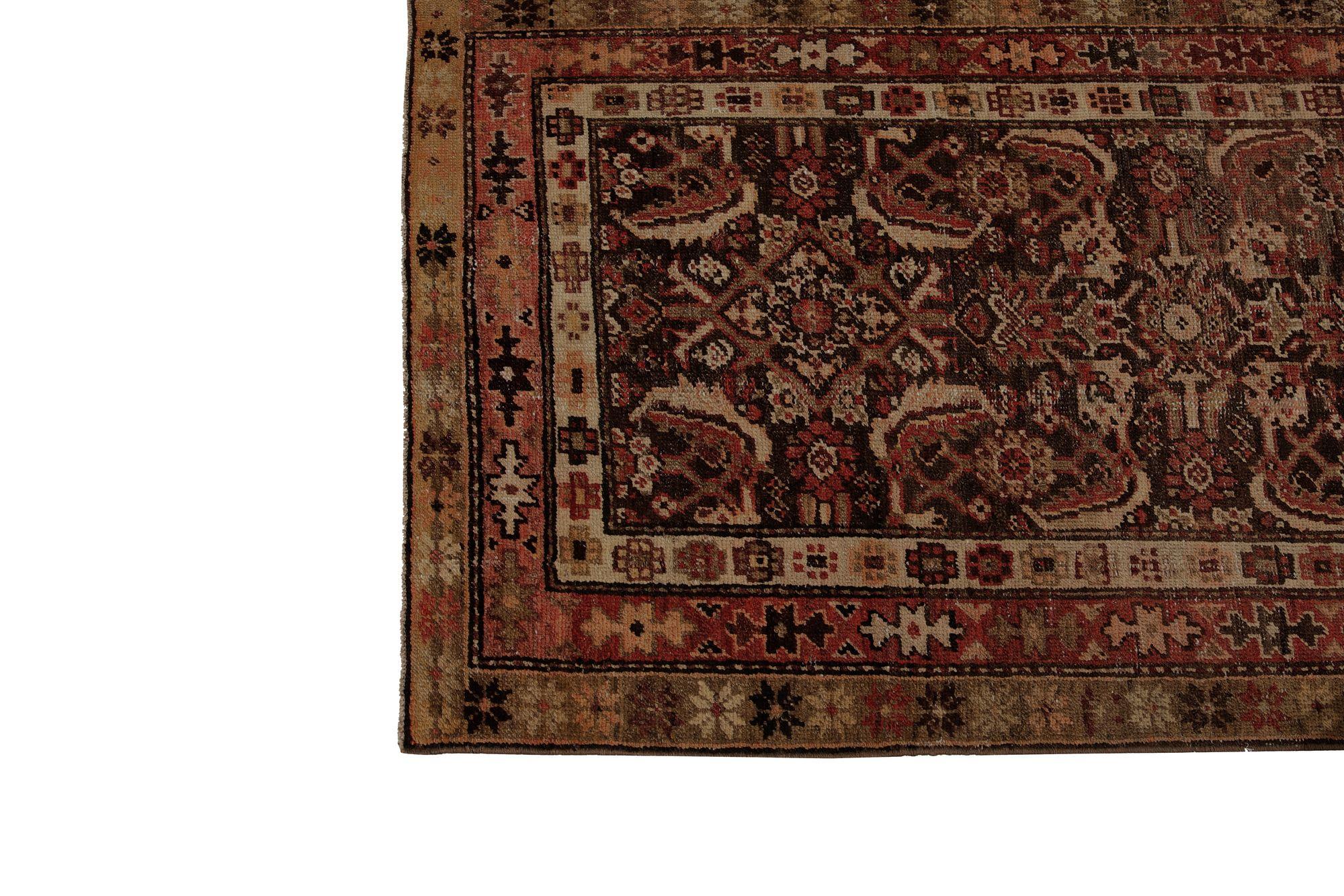 Scopri l'eleganza del tappeto persiano Azerbaijan con Runner Rug di CIRCA 1910. Progettato con lana e marrone-avorio-rosso, questo design esclusivo è perfetto per valorizzare il tuo spazio.