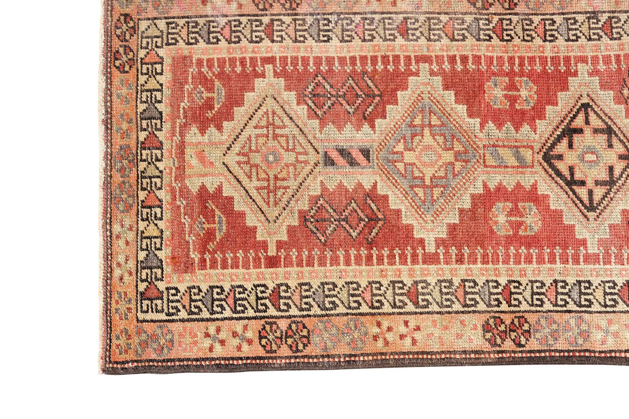 Scopri l'eleganza del tappeto persiano Azerbaijan con Runner Rug di CIRCA 1940. Progettato con lana e marrone-avorio-rosso, questo design esclusivo è perfetto per valorizzare il tuo spazio.