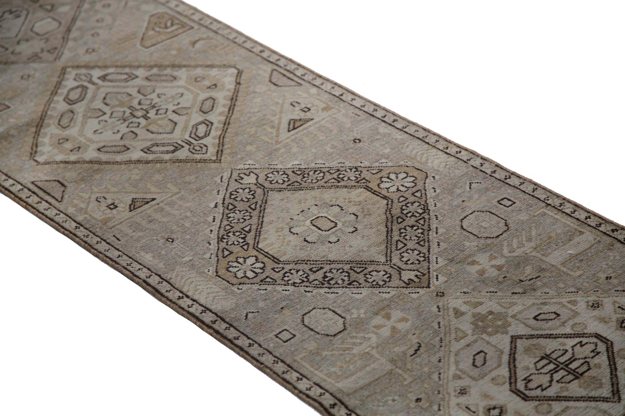 Scopri l'eleganza del tappeto persiano Azerbaijan con Runner Rug di CIRCA 1880. Progettato con lana e marrone-avorio-tortora, questo design esclusivo è perfetto per valorizzare il tuo spazio.