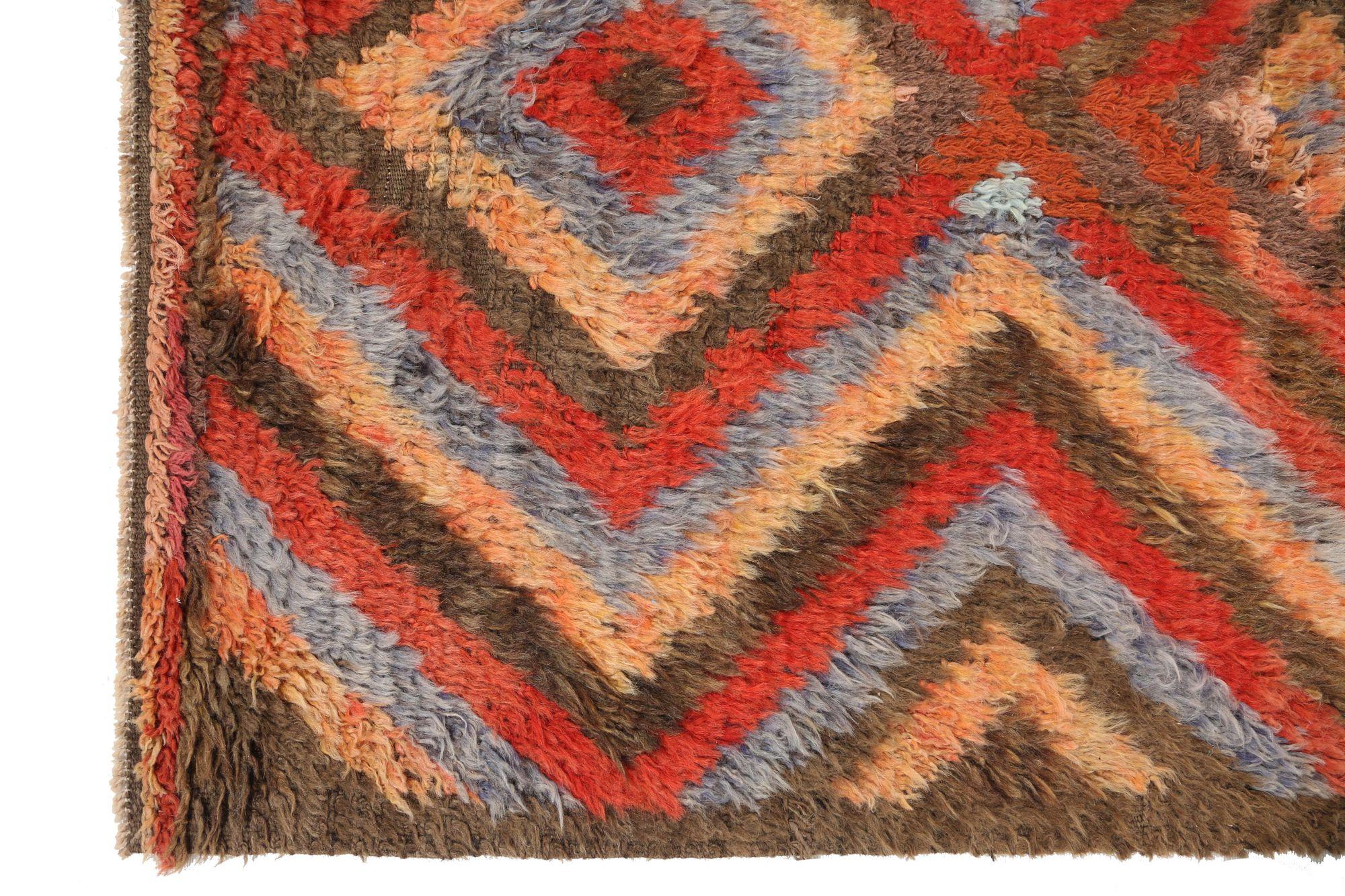 Scopri l'eleganza del tappeto persiano Azerbaijan con Runner Rug di CIRCA 1940. Progettato con lana e marrone-azzurro-rosso-giallo, questo design esclusivo è perfetto per valorizzare il tuo spazio.
