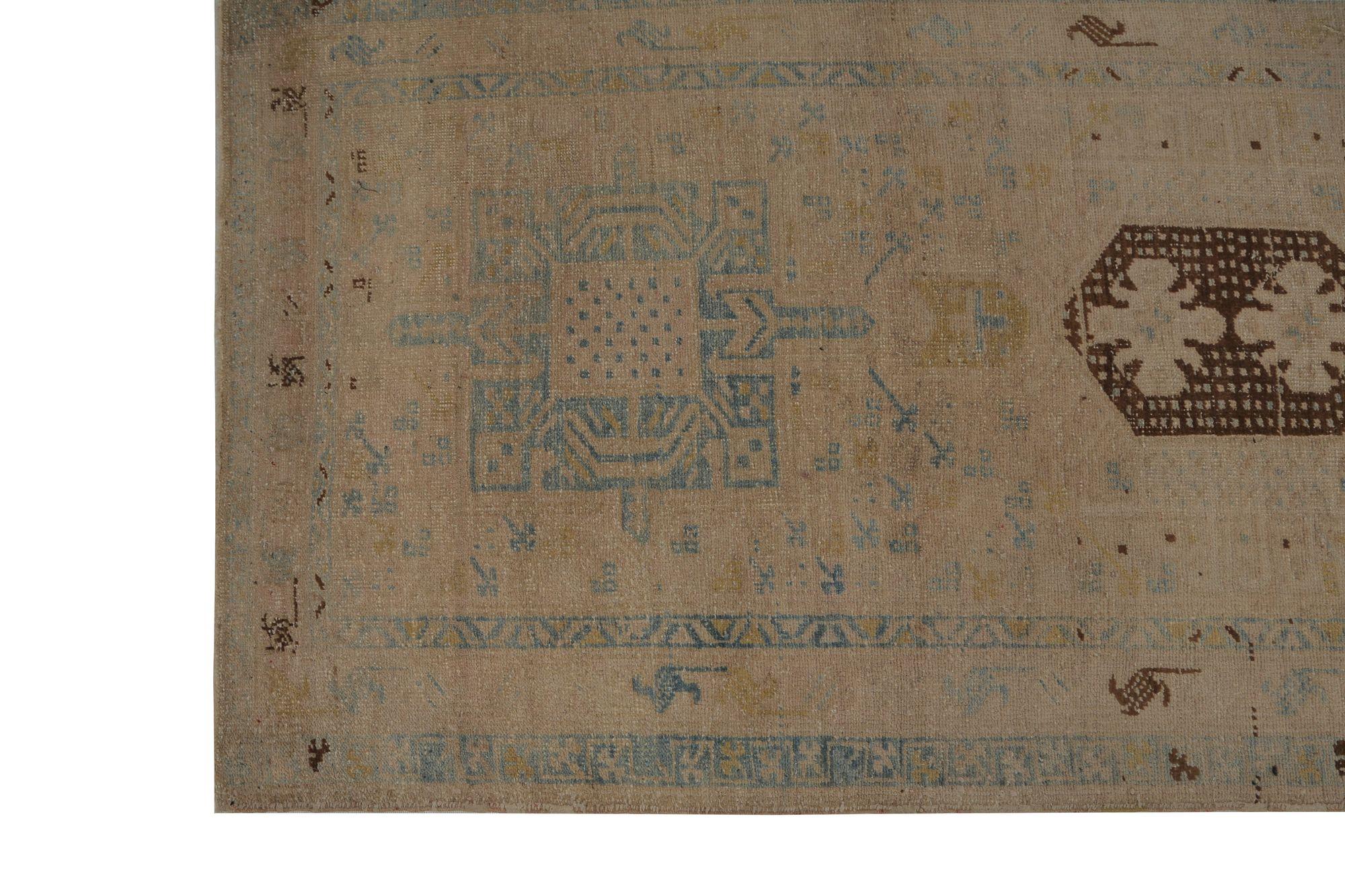 Entdecken Sie die Eleganz des persischen Aserbaidschans mit dem Läufer von CIRCA 1910. Dieses exklusive Design aus Wolle und Braun-Hellblau-Taupe ist perfekt, um Ihren Raum zu verschönern.