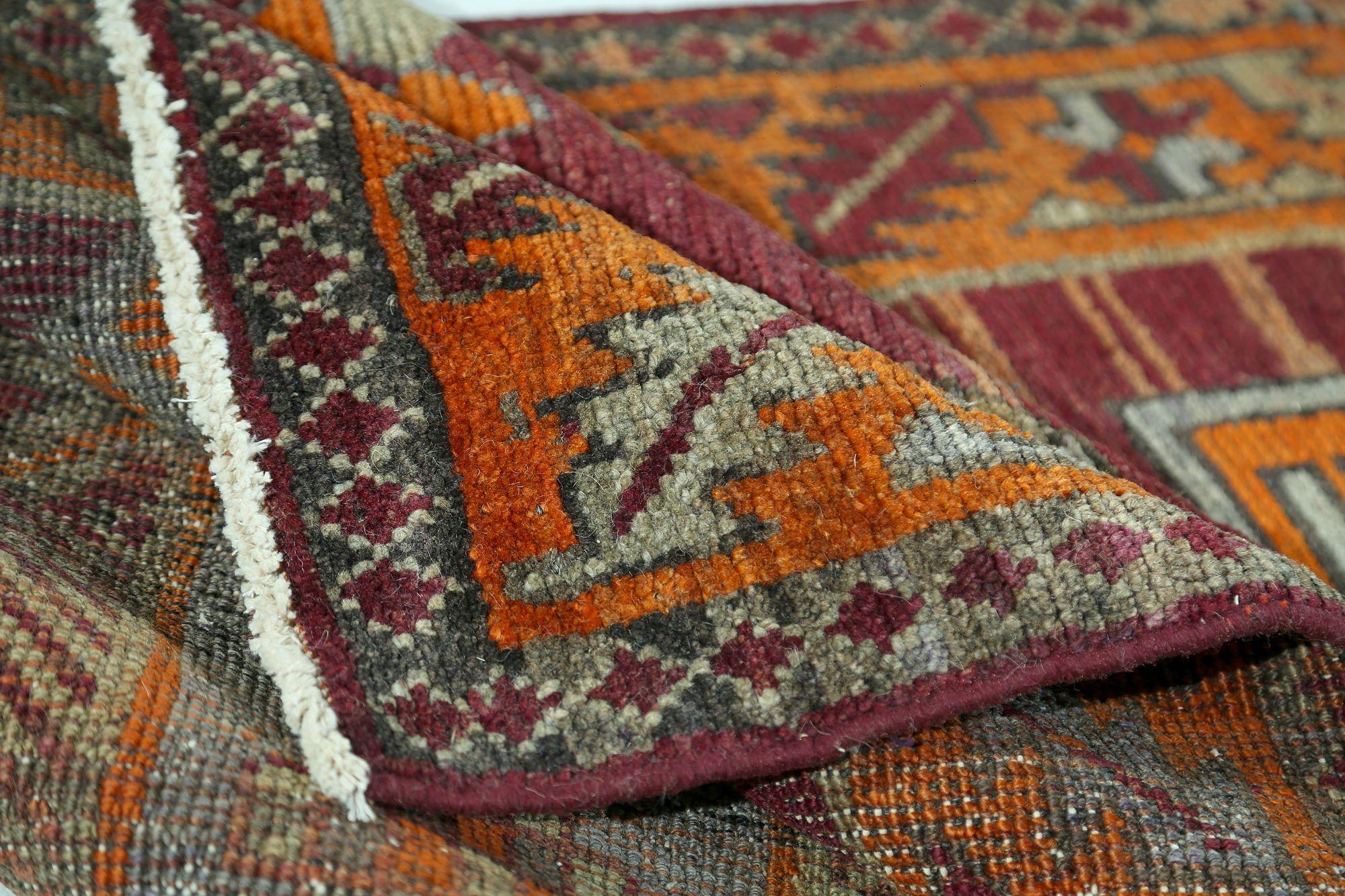 Entdecken Sie die Eleganz des persischen Aserbaidschans mit dem Läufer von CIRCA 1880. Dieses exklusive Design aus Wolle und BrownOrangePurpel ist perfekt, um Ihren Raum zu verschönern.