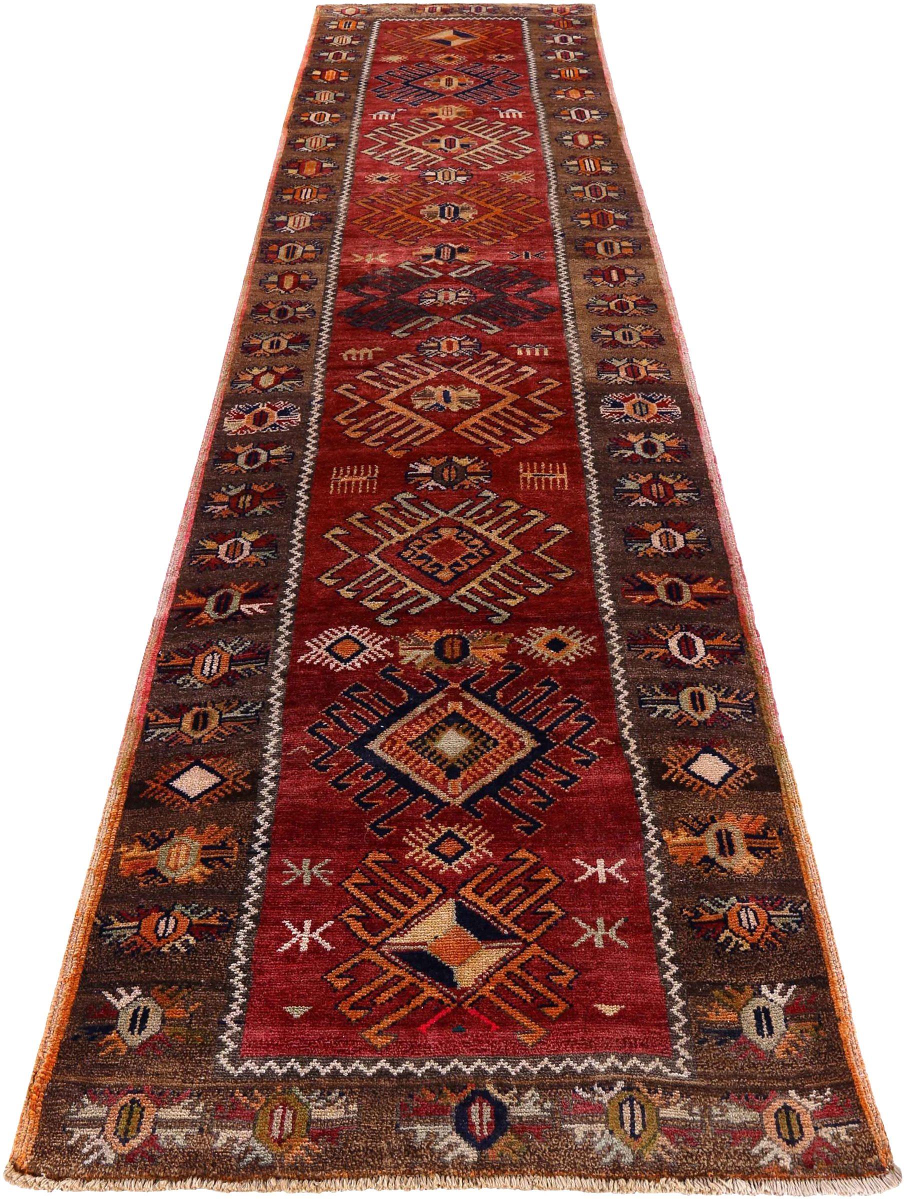 Entdecken Sie die Eleganz des persischen Aserbaidschans mit dem Läufer von CIRCA 1910. Dieses exklusive Design aus Wolle und BraunOrangeRot ist perfekt, um Ihren Raum zu verschönern.